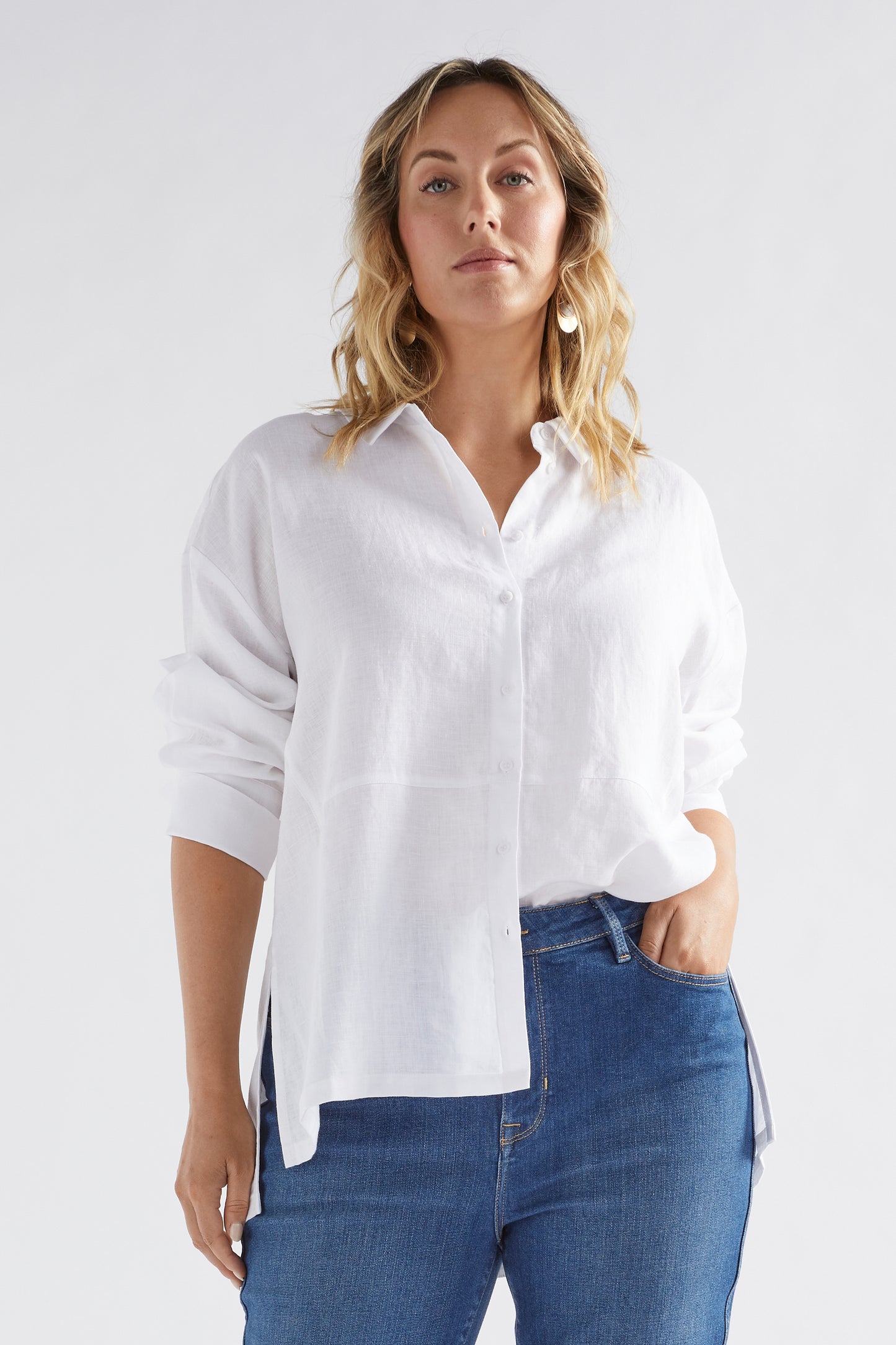 Stilla Linen Shirt with High-Low Hem and Back Pleat Detail Model Front | WHITE