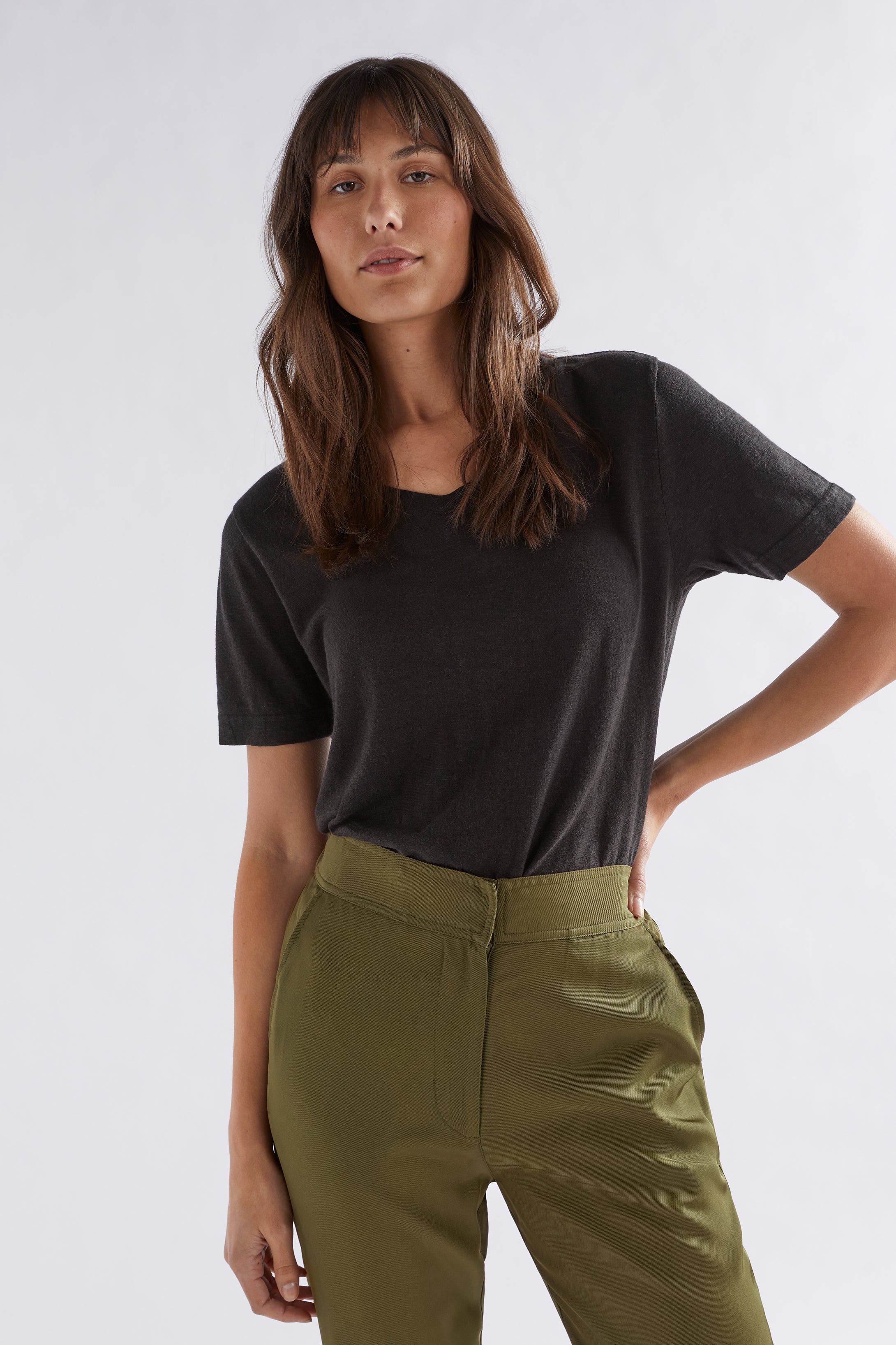 Rannell Hemp & Cotton V-Neck Tee Model Front Tuck | BLACK