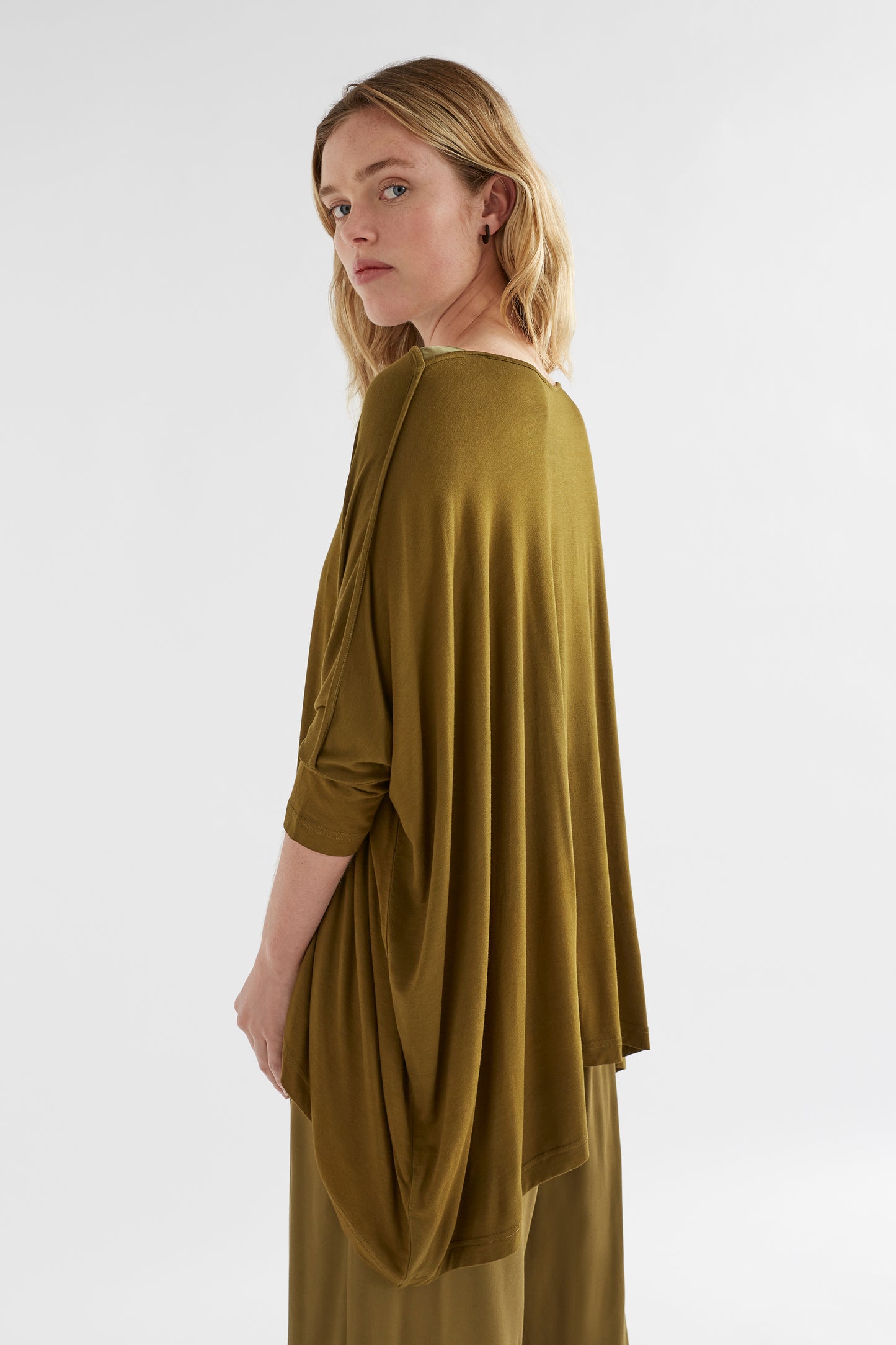 Wide Stretch Classic Jersey Top Model Back | Dark Citronelle