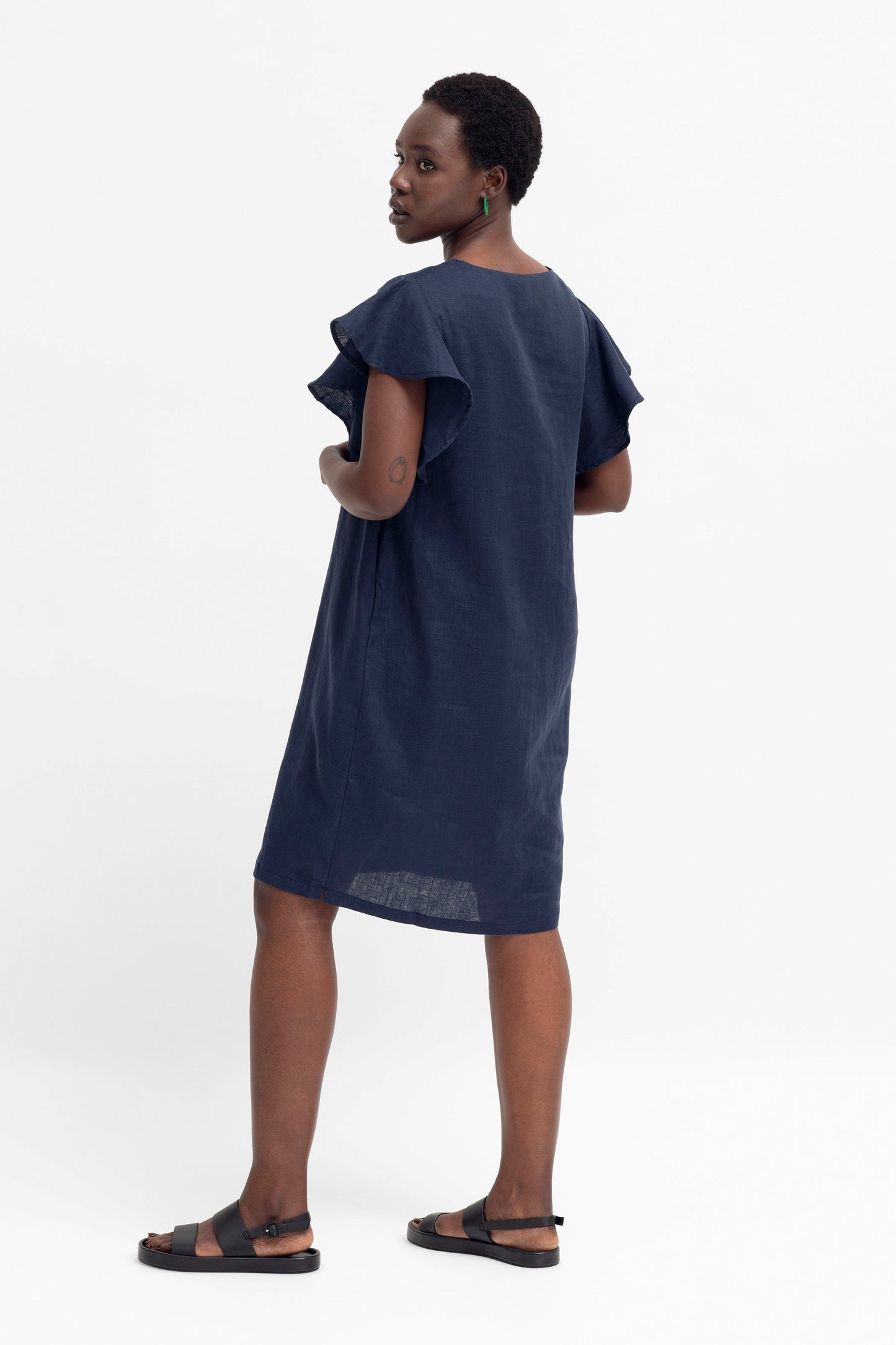 Colino Shift Style V-Neck Ruffled Sleeve French Linen Dress Model back | MOONLIGHT