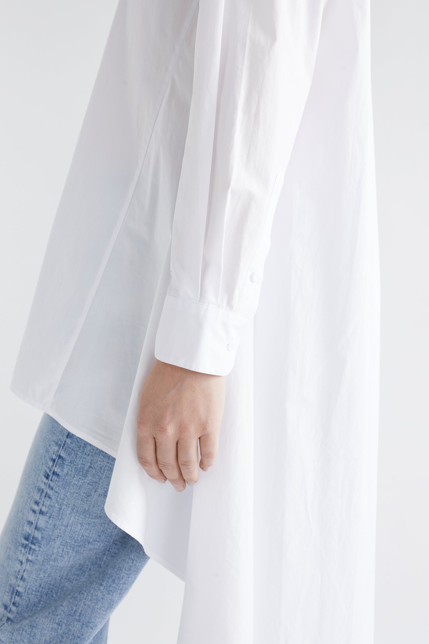 Flikrin Cotton High-Low Hem Shirt Model Detail | WHITE