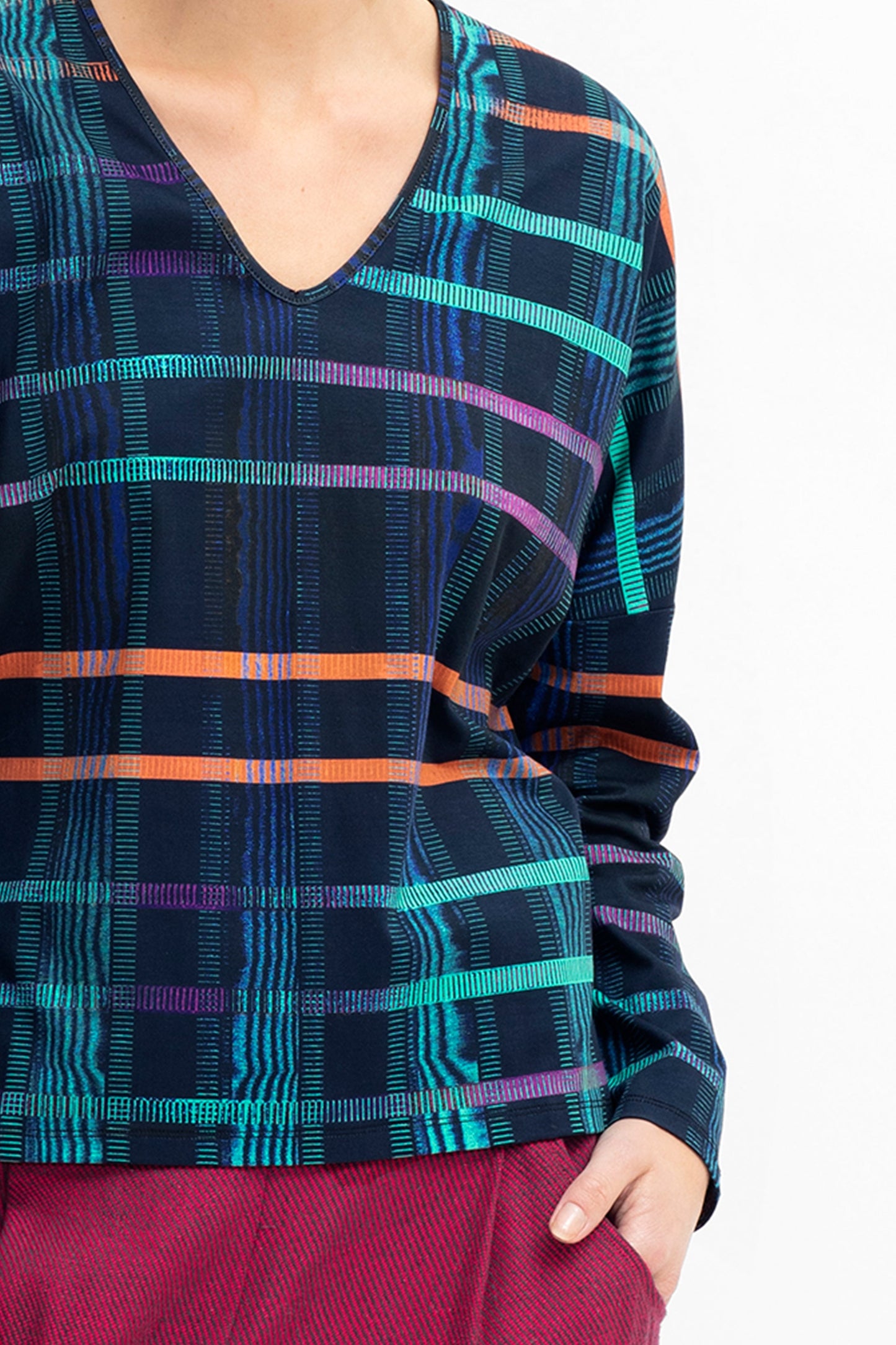 Norre Australian Cotton Jersey V-neck Long Sleeve Print Top Model Front Detail | NAVY KAPEL PRINT
