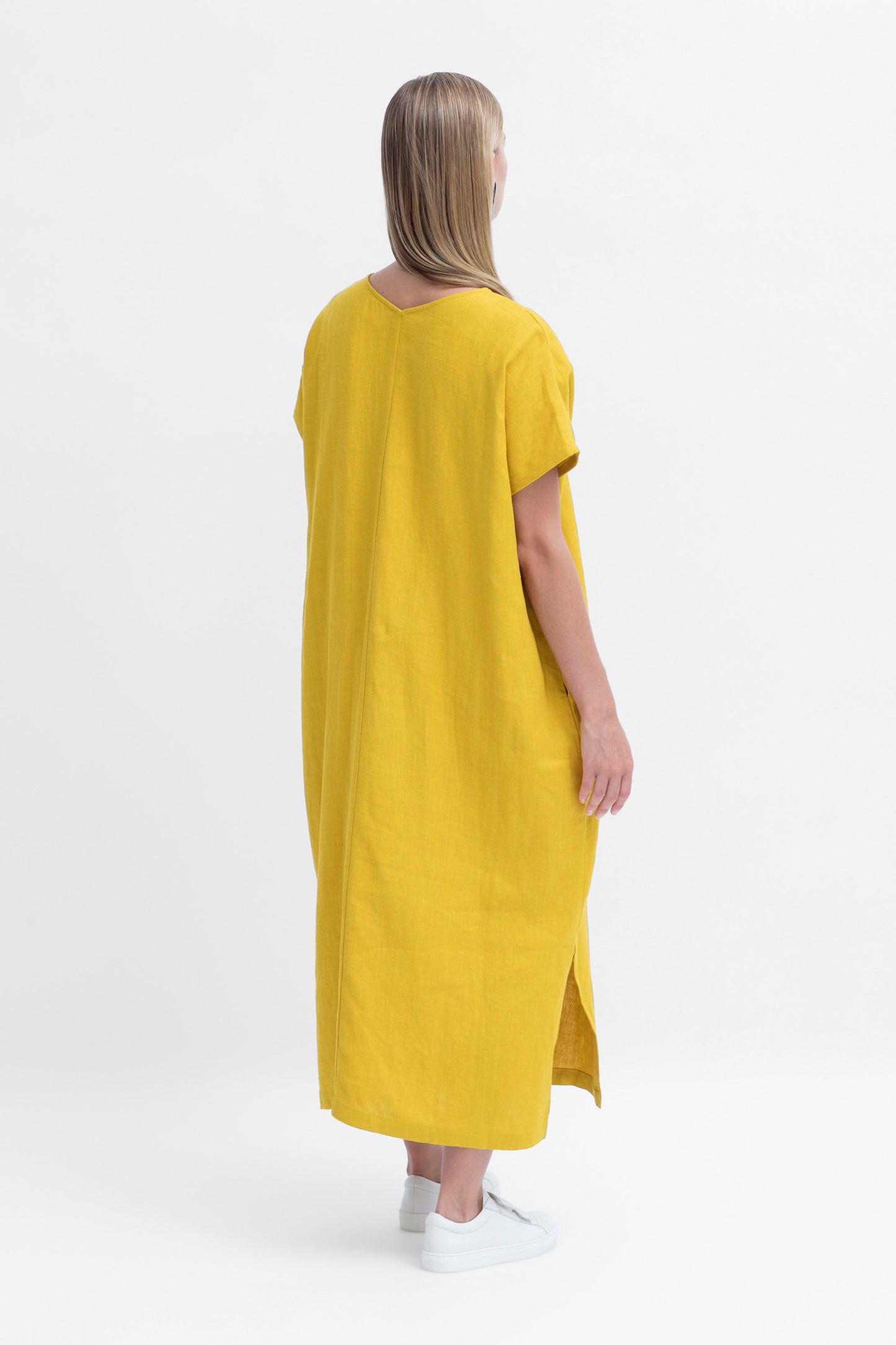 Tora Shift V-Neck Linen Long Dress Model Back | SAFFRON