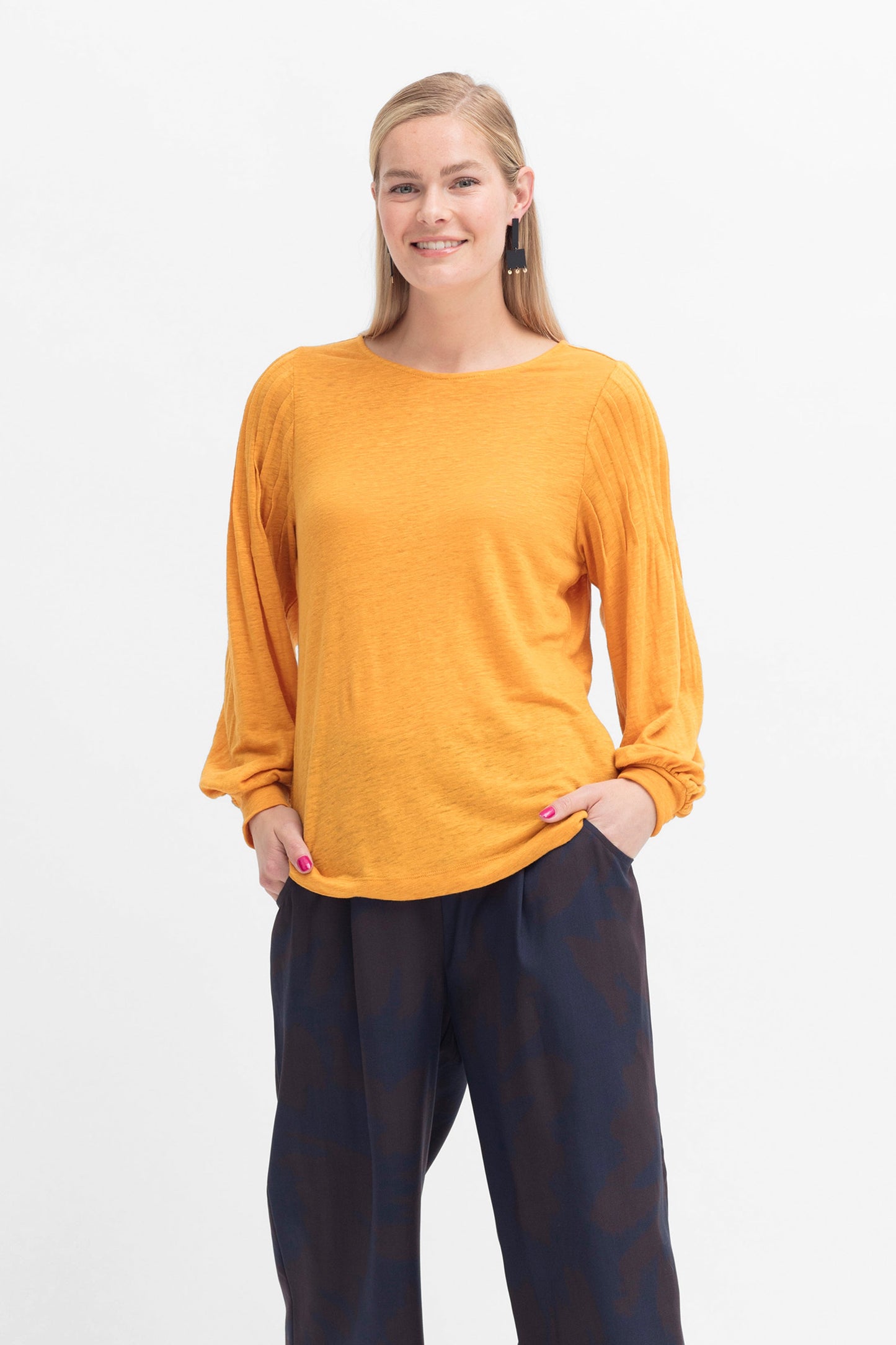 Darja Blouson Long Sleeve Linen Jersey Tshirt Model Front | TURMERIC