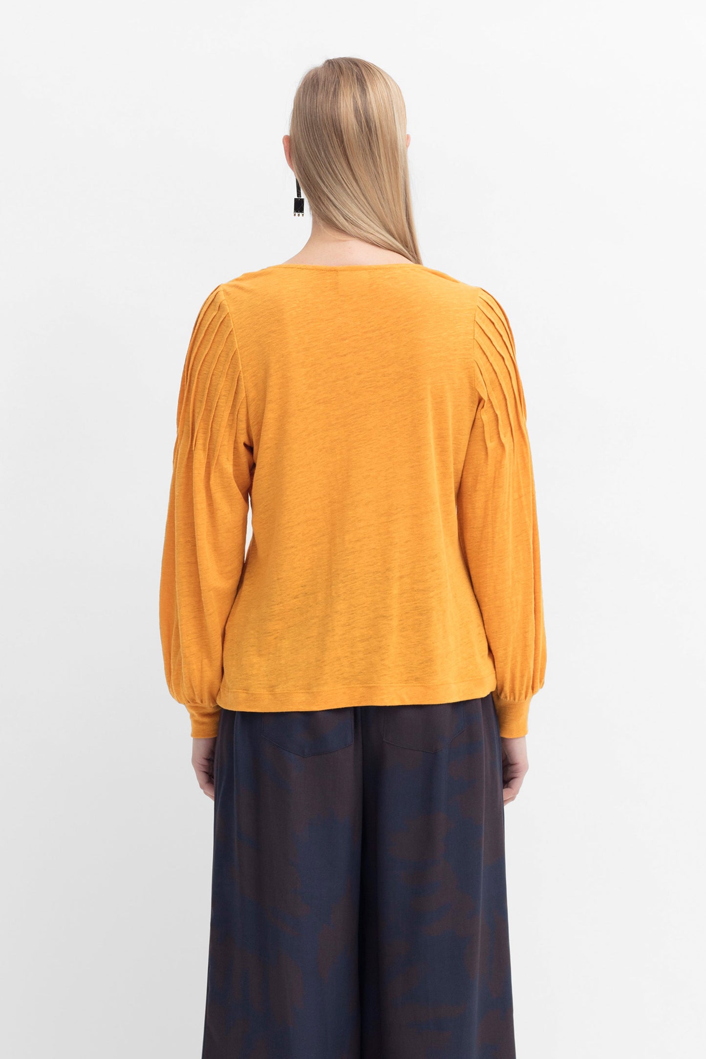 Darja Blouson Long Sleeve Linen Jersey Tshirt Model Back  | TURMERIC