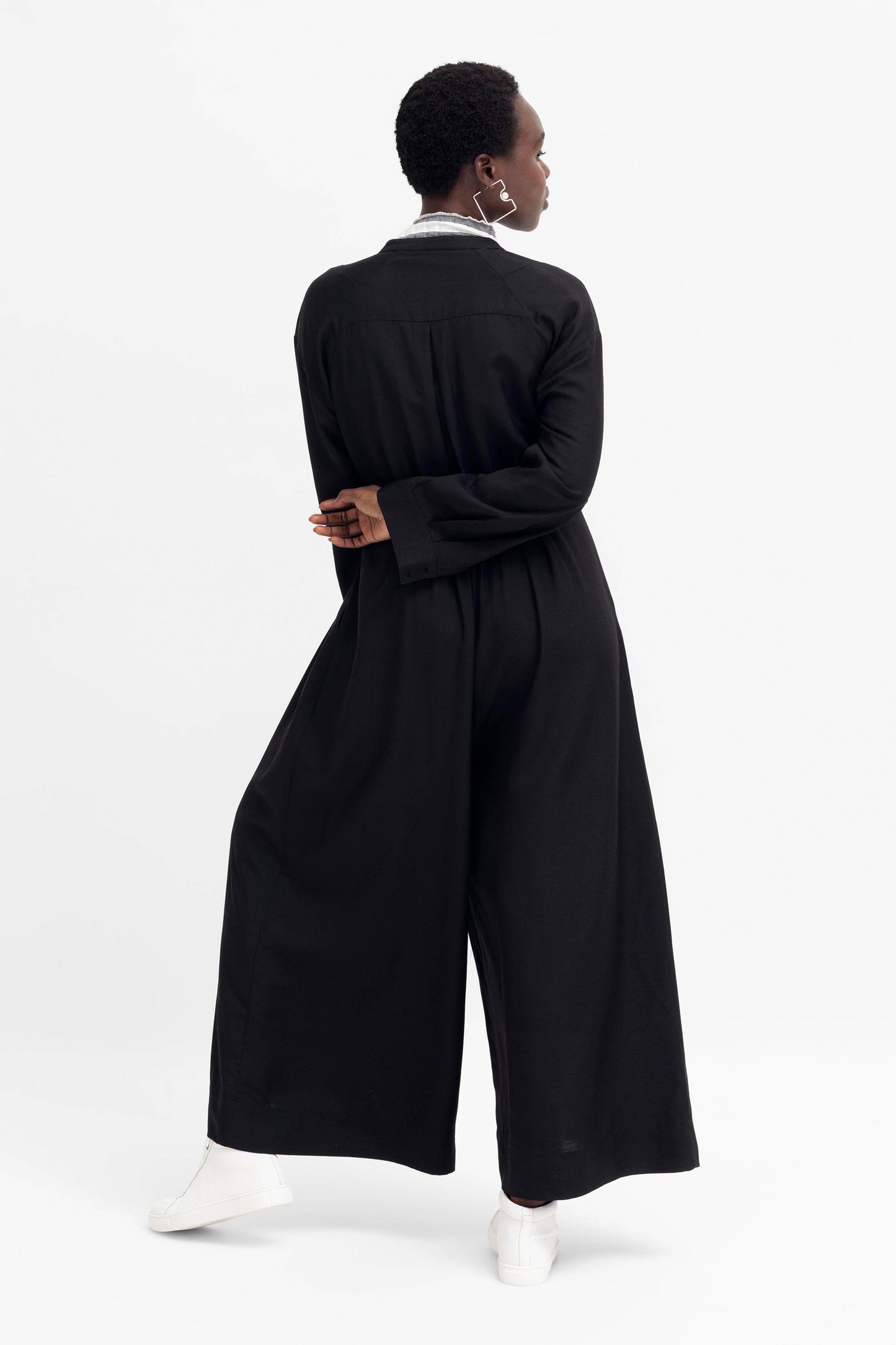 Rinna Long Sleeve Wide Leg Button Up Jumpsuit Model Back | BLACK