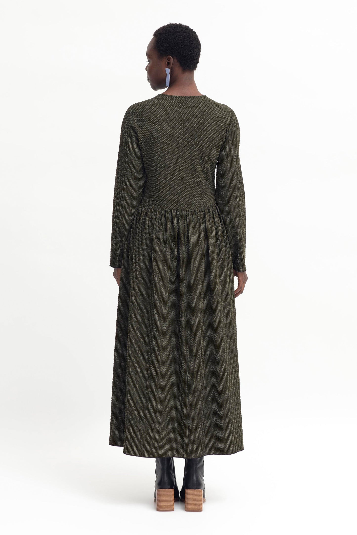 Bubbel Textured Seersucker-like Long Sleeve V-neck Long Dress Model Back | OLIVE CHECK