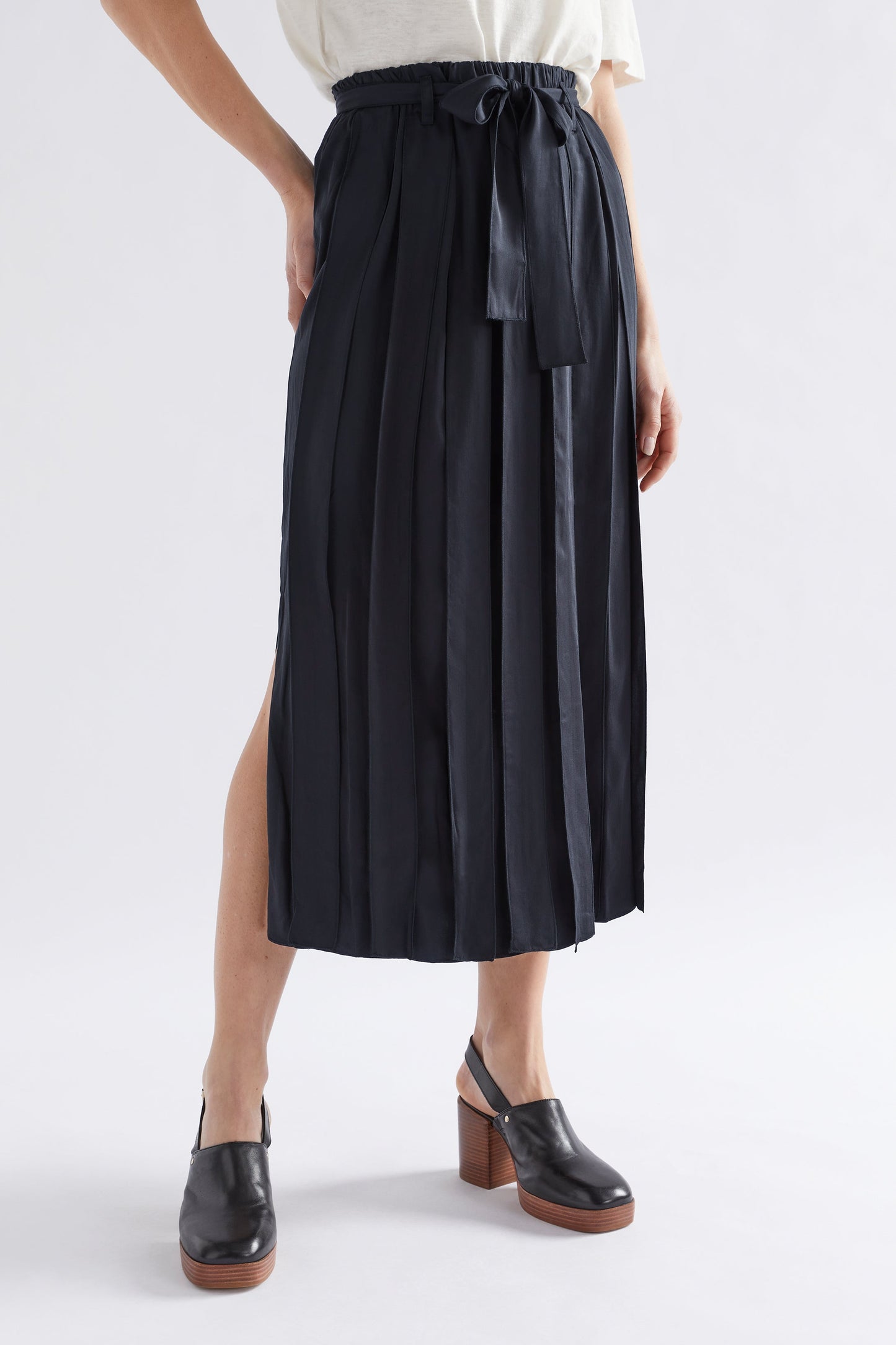 Strimmel Midi Pleat Skirt Model Front Crop | BLACK