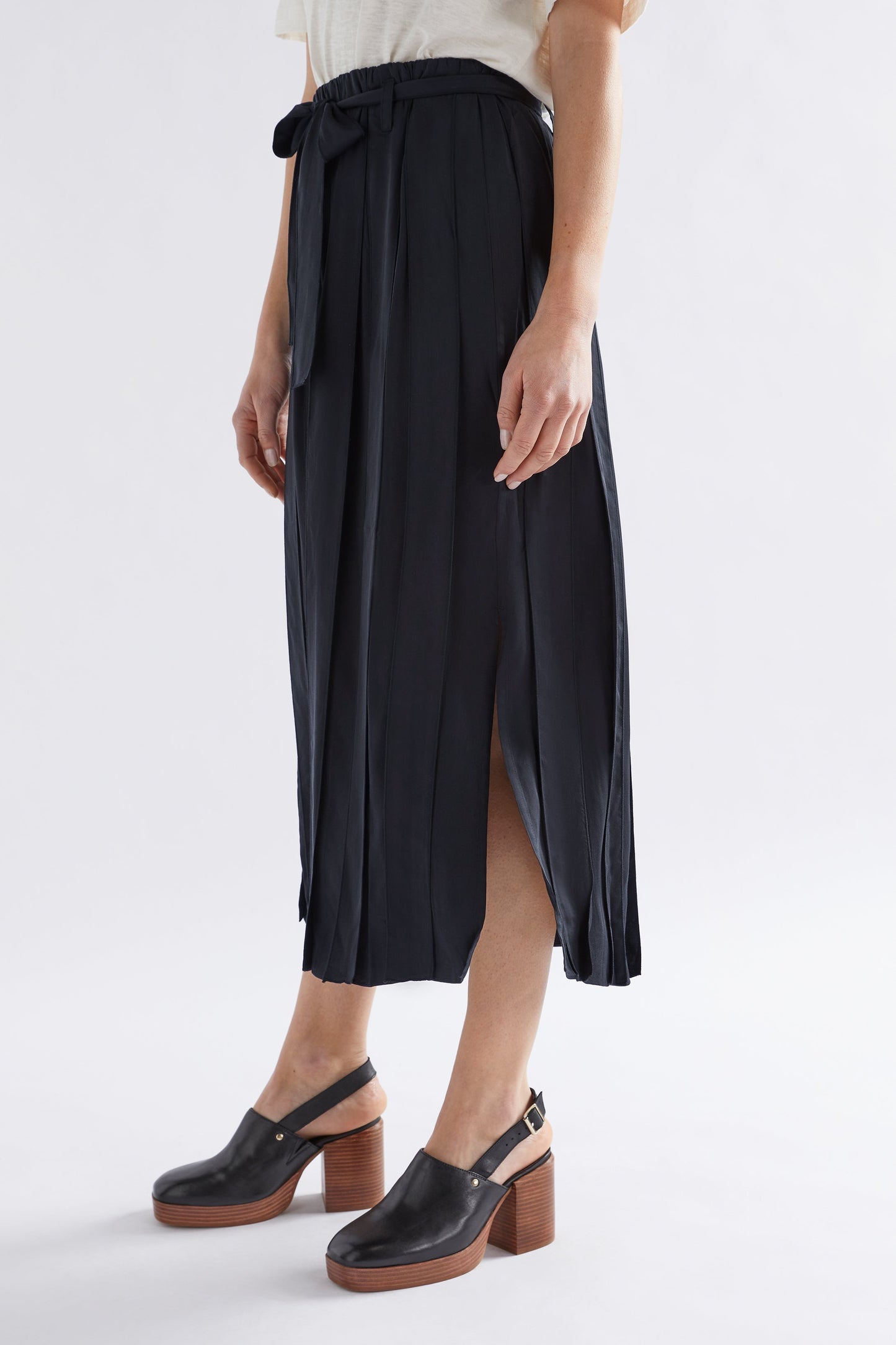 Strimmel Midi Pleat Skirt Model Side | BLACK