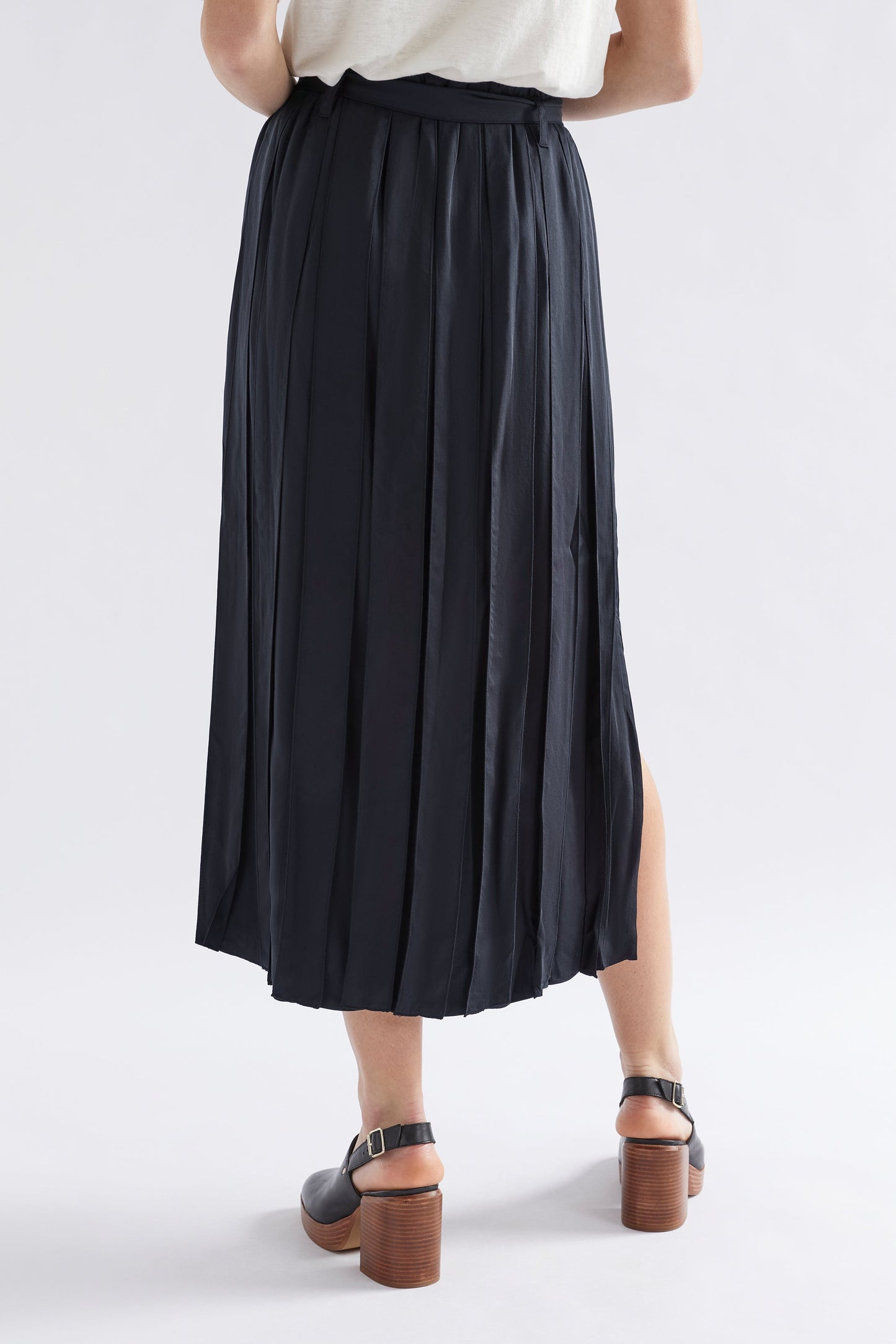 Strimmel Midi Pleat Skirt Model Back | BLACK