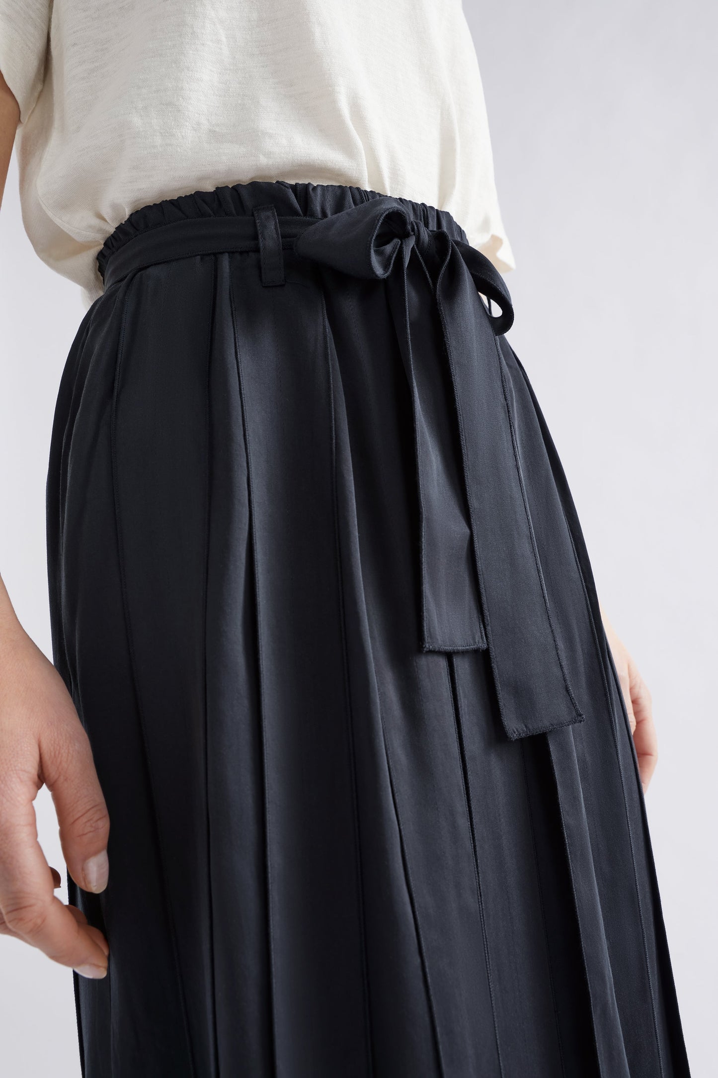 Strimmel Midi Pleat Skirt Model Front  Detail | BLACK