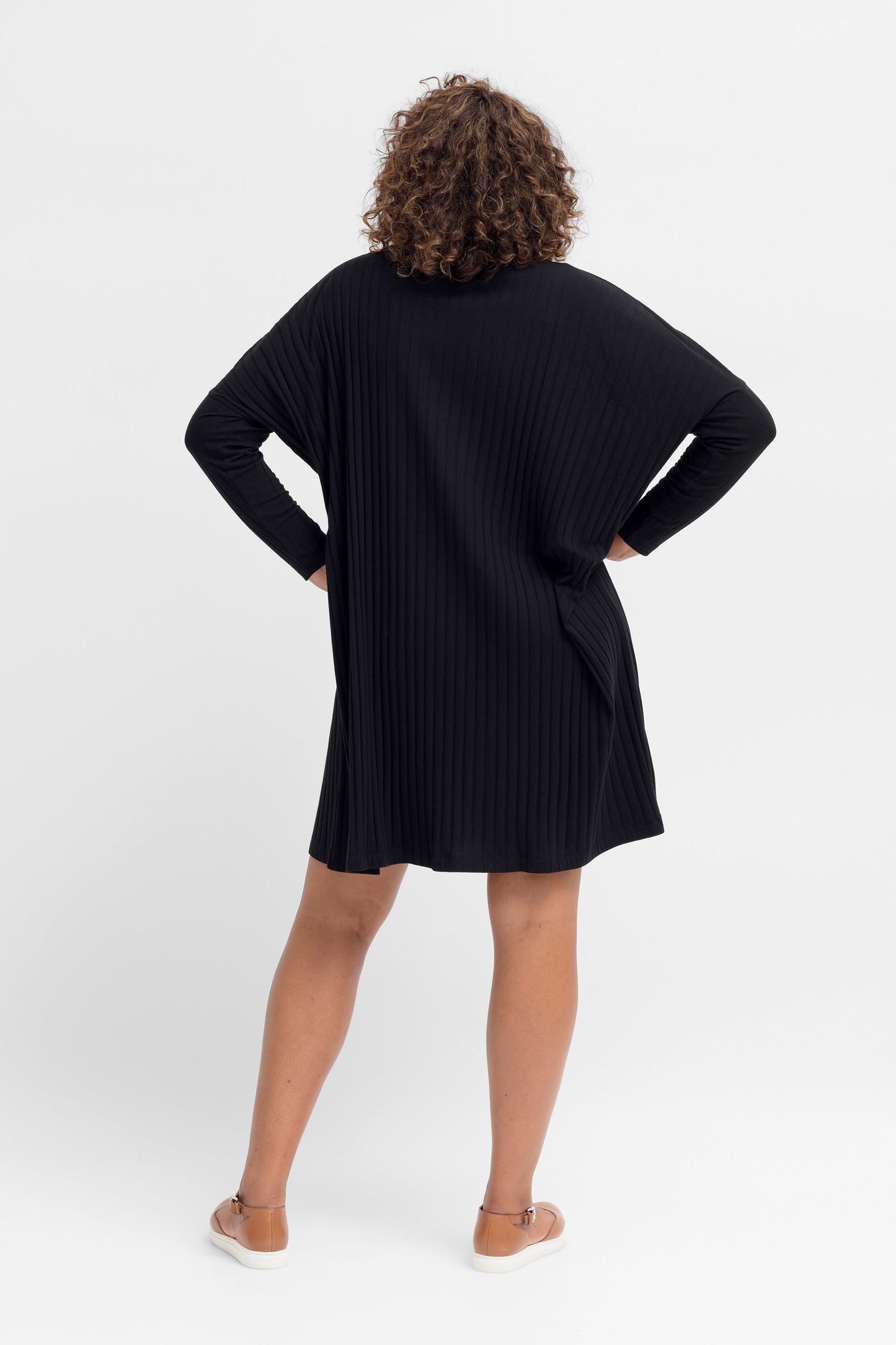 Alvar Australian Cotton Relaxed Fit Long Sleeve Rib Jersey Dress Model Anucia Back | BLACK