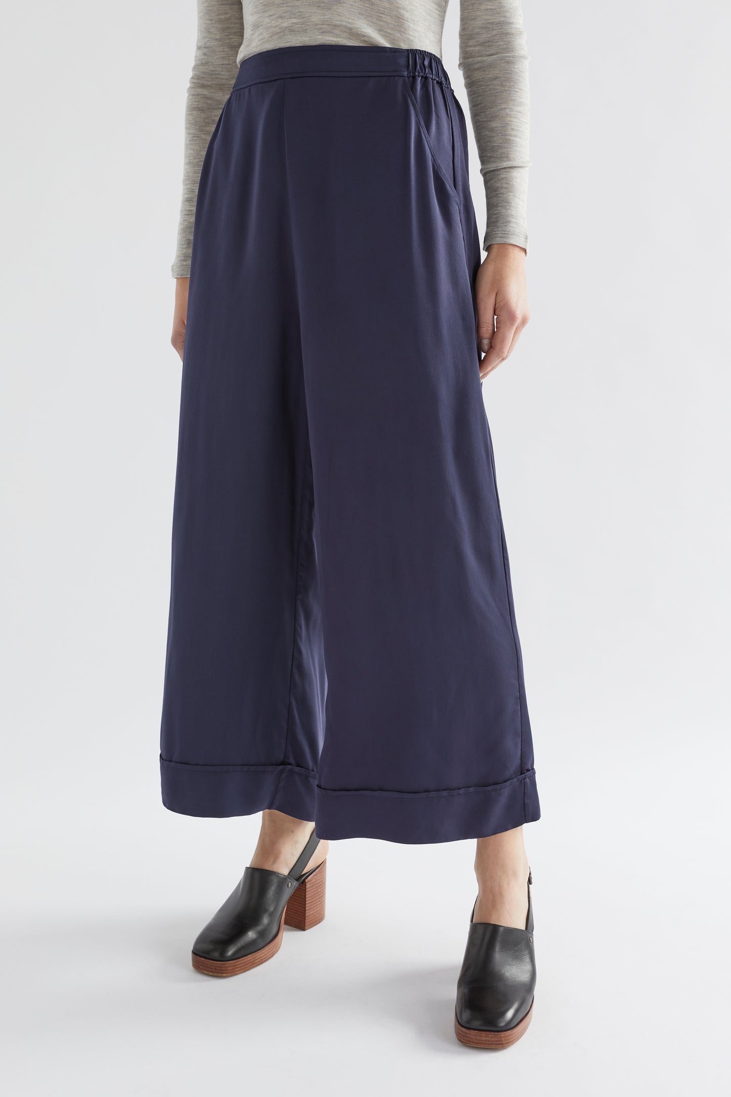Cropped Wide Leg Culotte Model Front new | MOONLIGHT