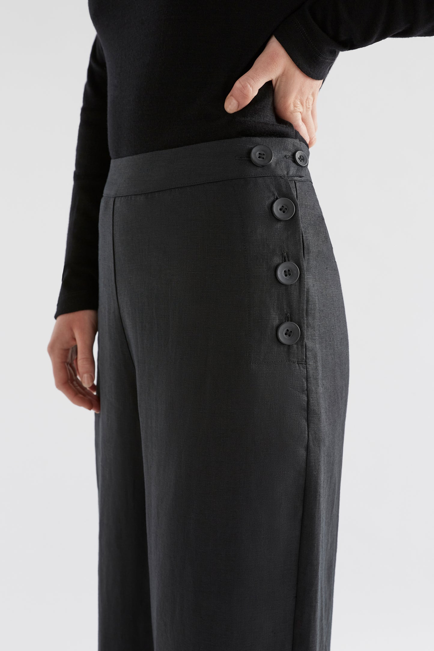 Hersom High Waist Linen Pant Model Front detail | BLACK