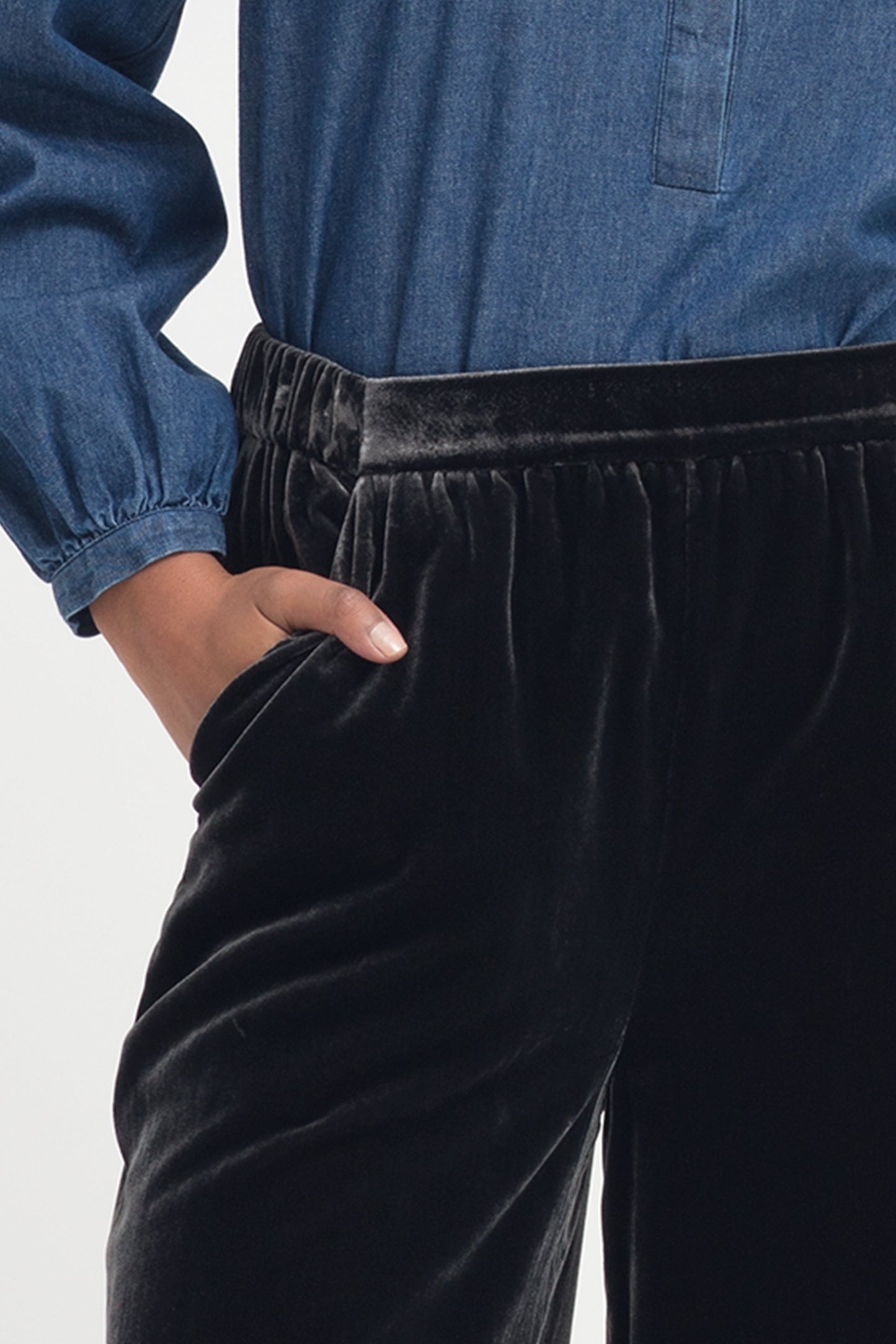 Metti Velvet Wide Leg Pant Model Front Detail | CHARCOAL