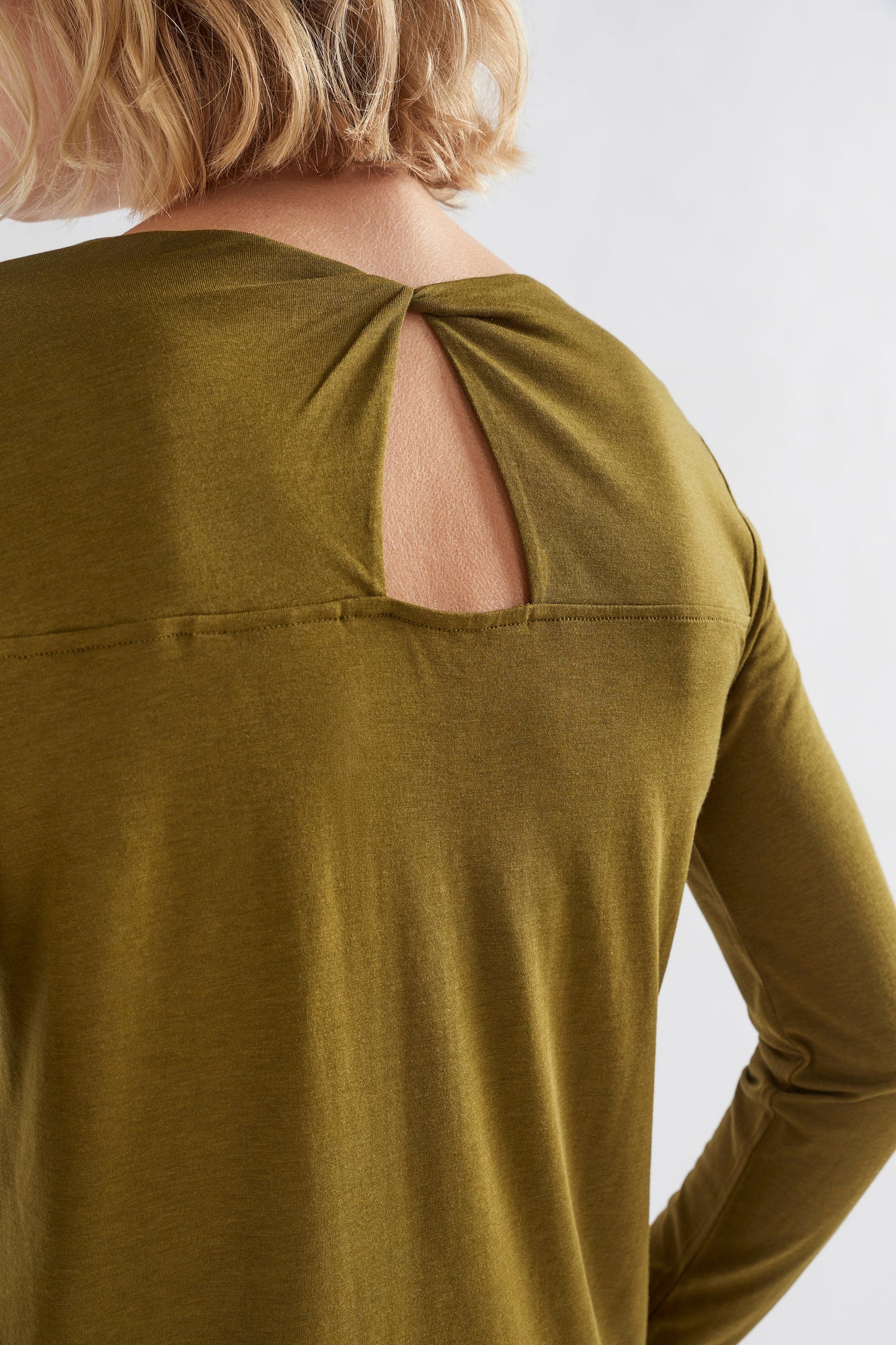 Torce Twist Back Long Sleeve Jersey Top Model Back detail | DARK CITRONELLE