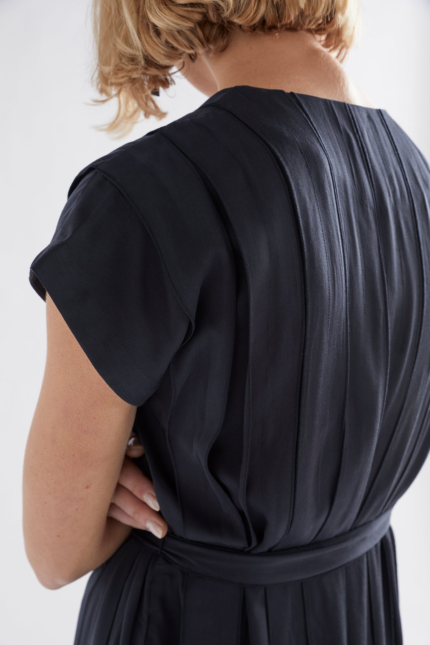 Strimmel Midi Pleat Cap Sleeve V-Neck Dress Model BACK detail | BLACK