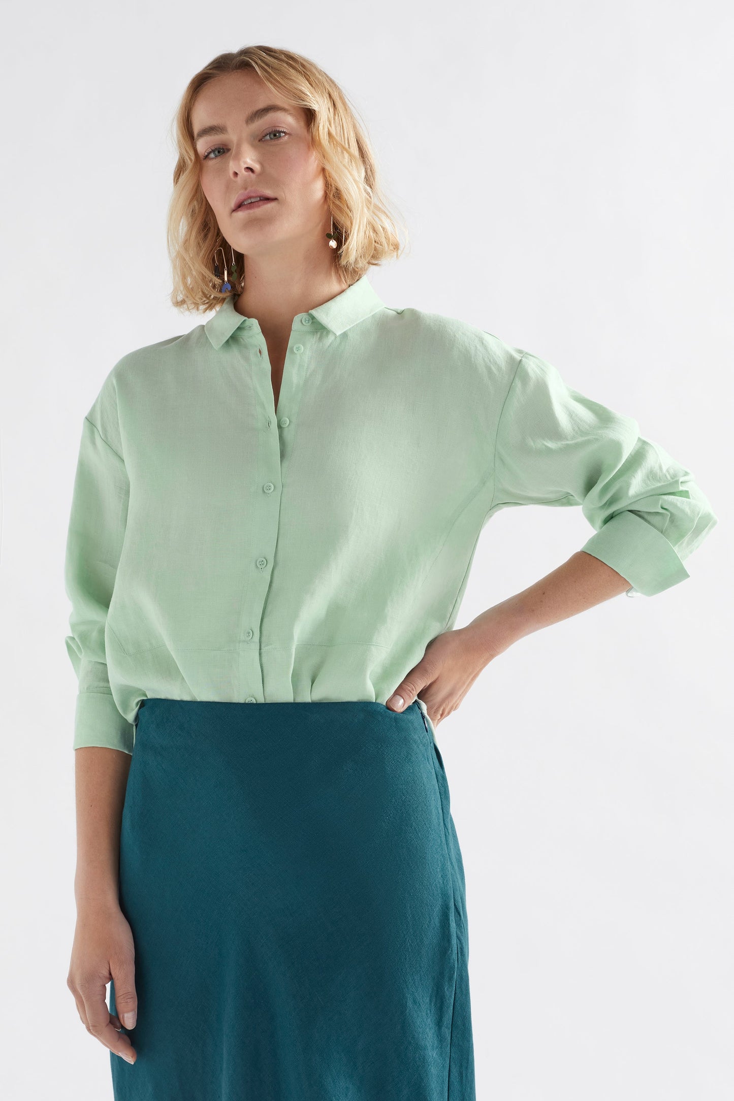 Stilla Linen Shirt with High-Low Hem and Back Pleat Detail Model front| MINT