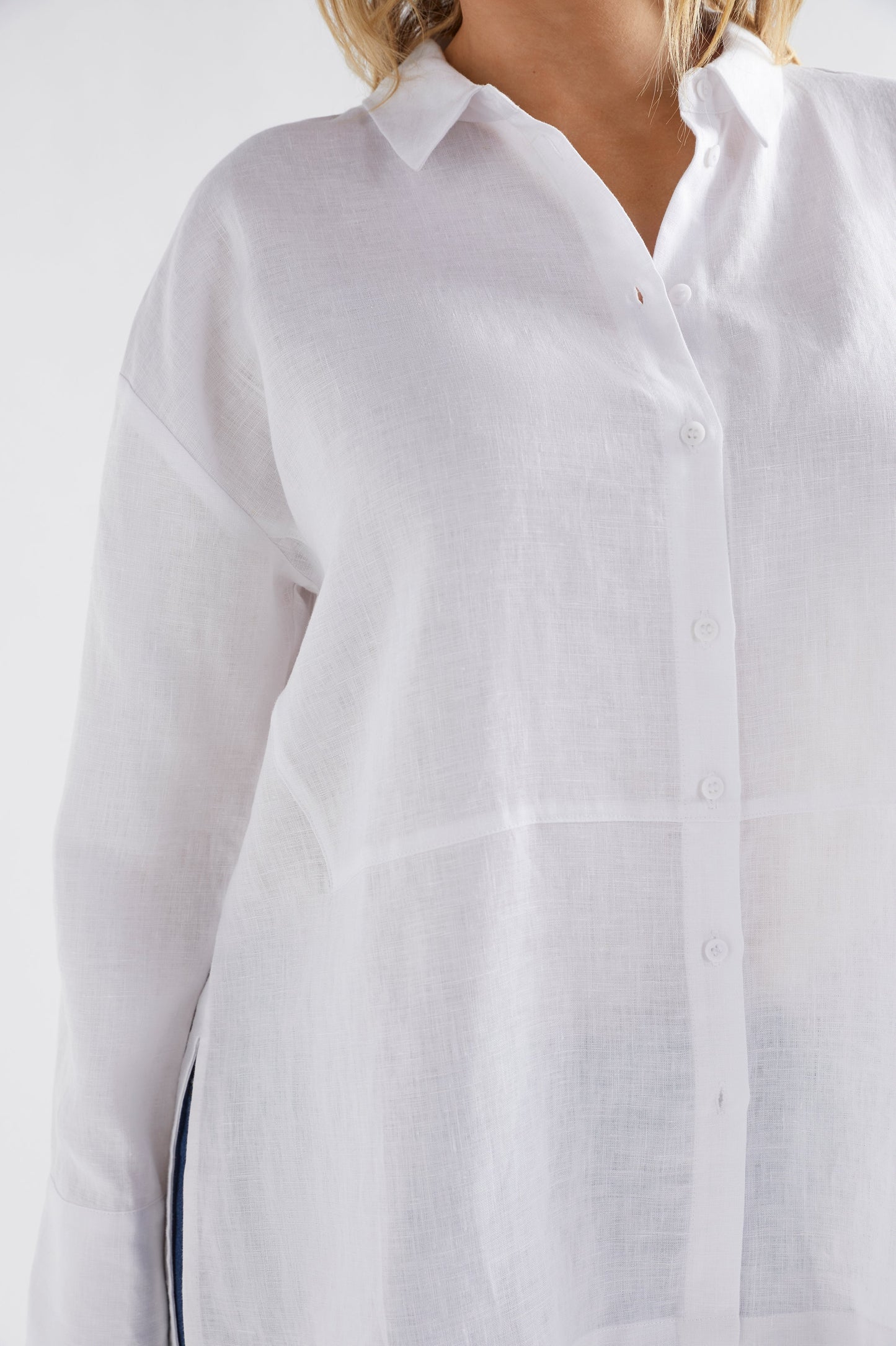 Stilla Linen Shirt with High-Low Hem and Back Pleat Detail Model Front Detail | WHITE