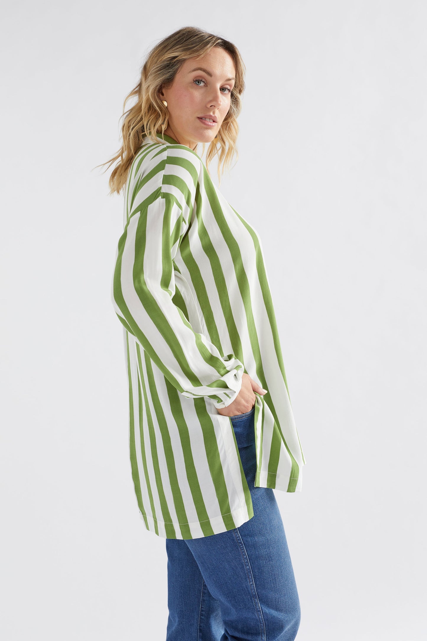 Tilbe Silky Striped Long Shirt plus Model Side | GREEN WHITE PAINT STRIPE