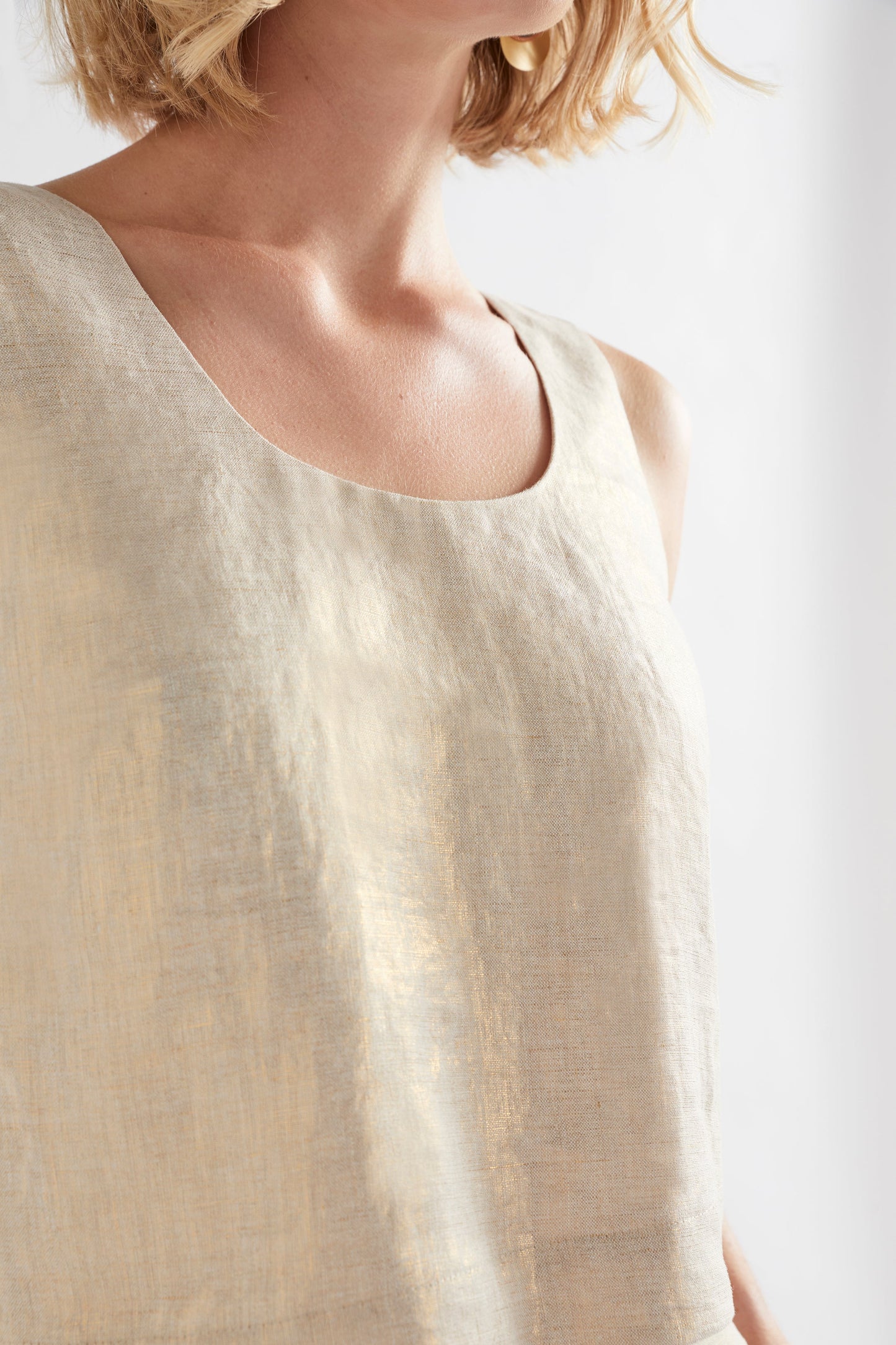 Metalen Gold Foil Linen Cropped Tank Top Model Front texture detail | GOLD LINEN