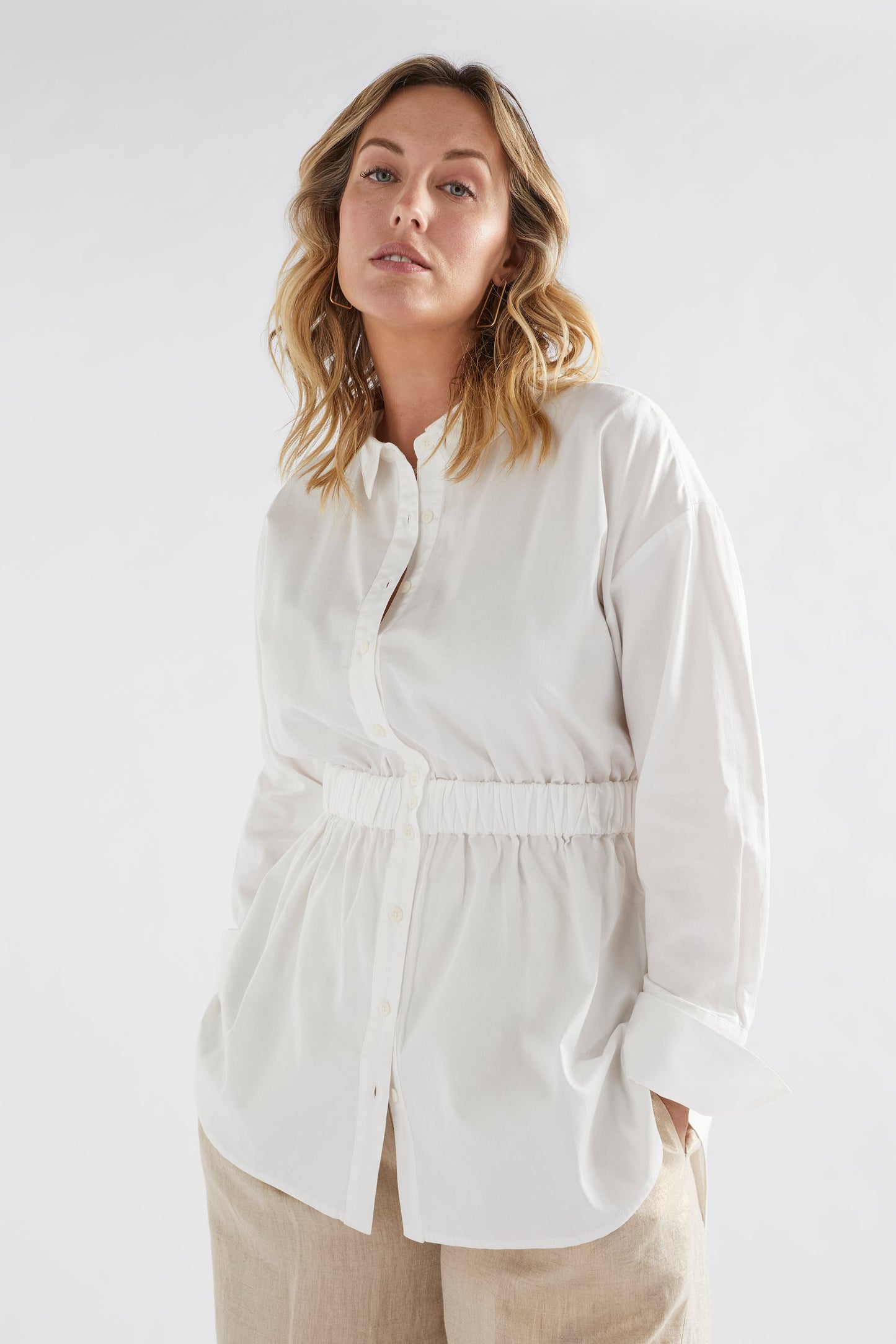 Suora Organic Cotton Elastic Waist Shirt plus Model front | WHITE