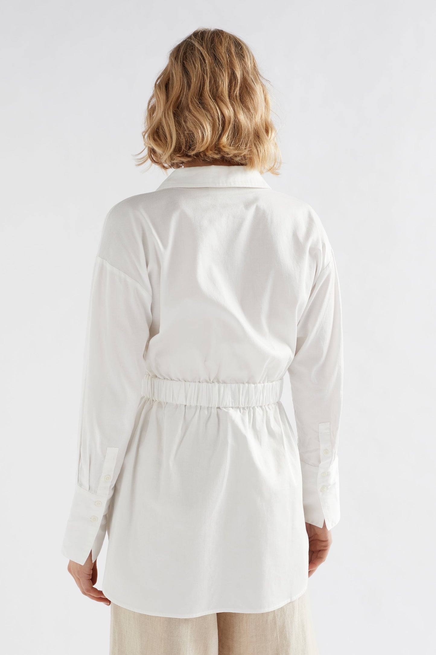 Suora Organic Cotton Elastic Waist Shirt Model Back | WHITE