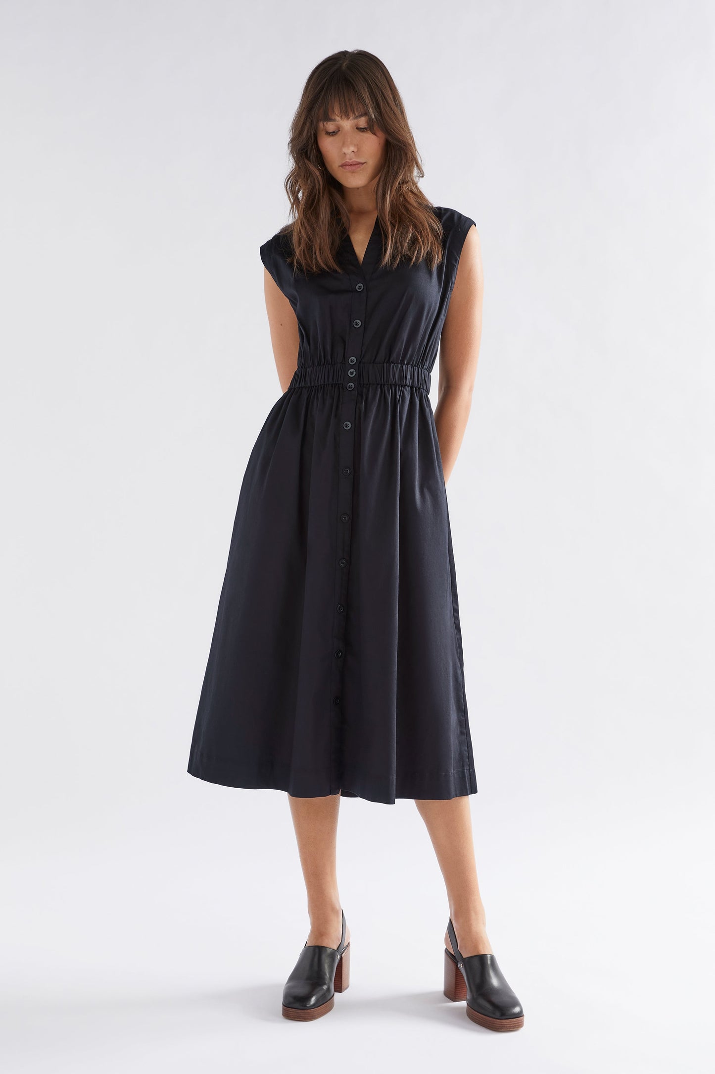 Suora Elastic Waist Cotton Midi Shirt Dress Model Front | BLACK