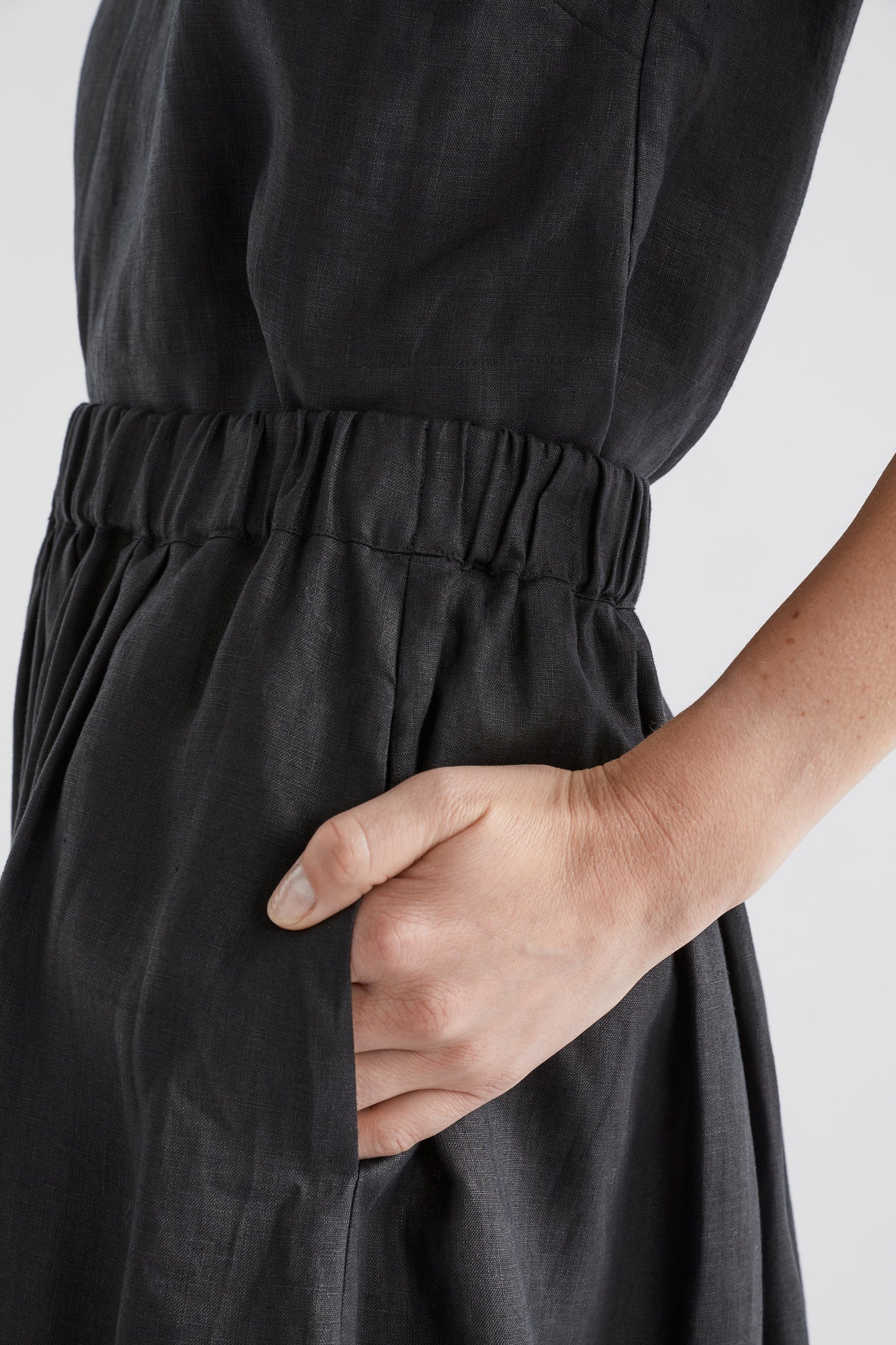 Elev Mid Length Gathered Elastic Waist Linen Skirt Model Detail | BLACK