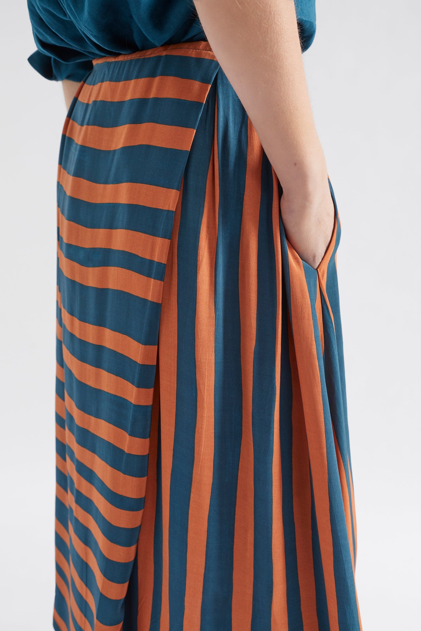 Tilbe Stripe Midi-Aline Drawstring Skirt Model Side detail | BRONZE TEAL PAINT STRIPE
