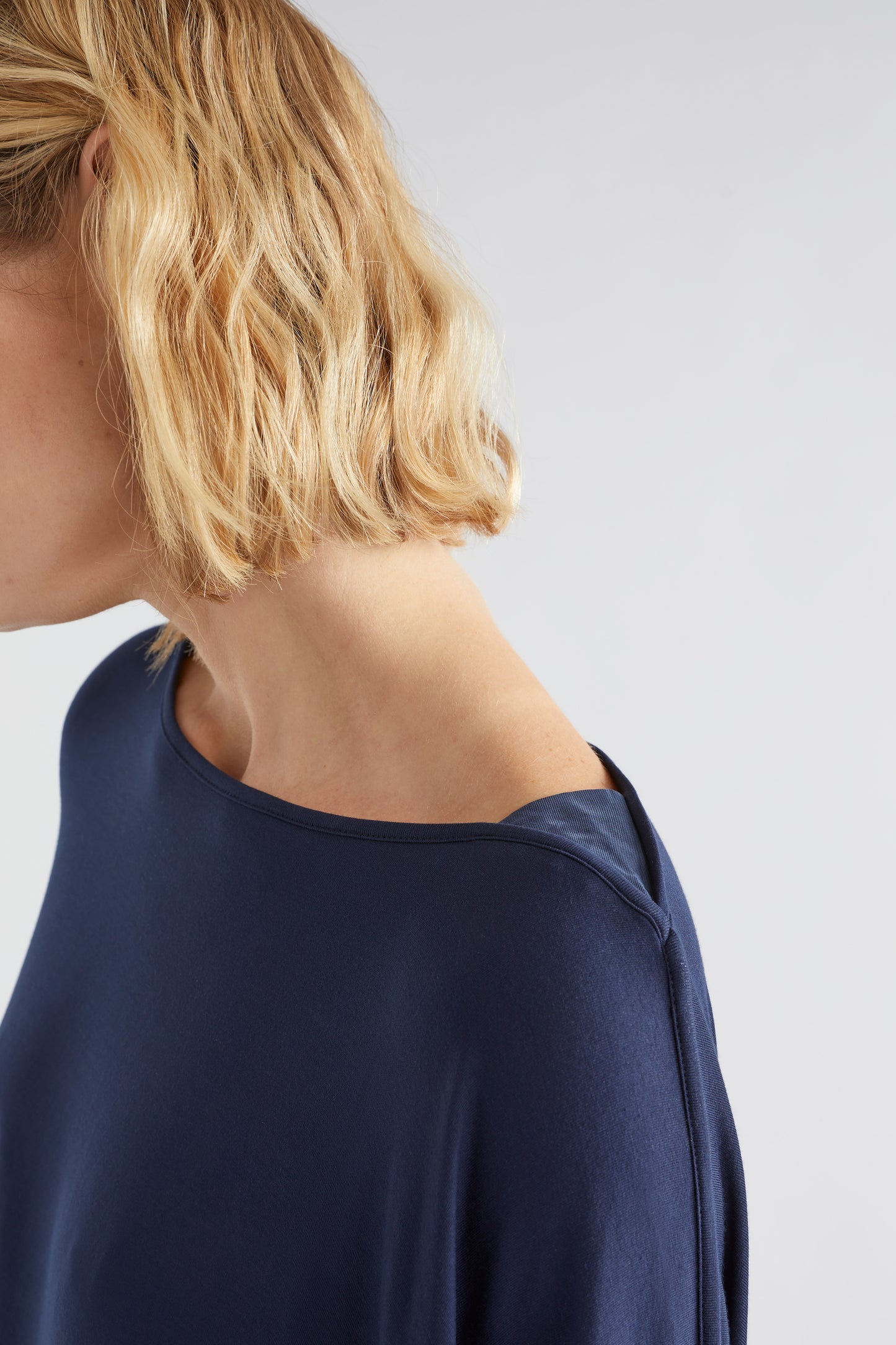 Wide Stretch Classic Jersey Top Model Detail Jess | Navy