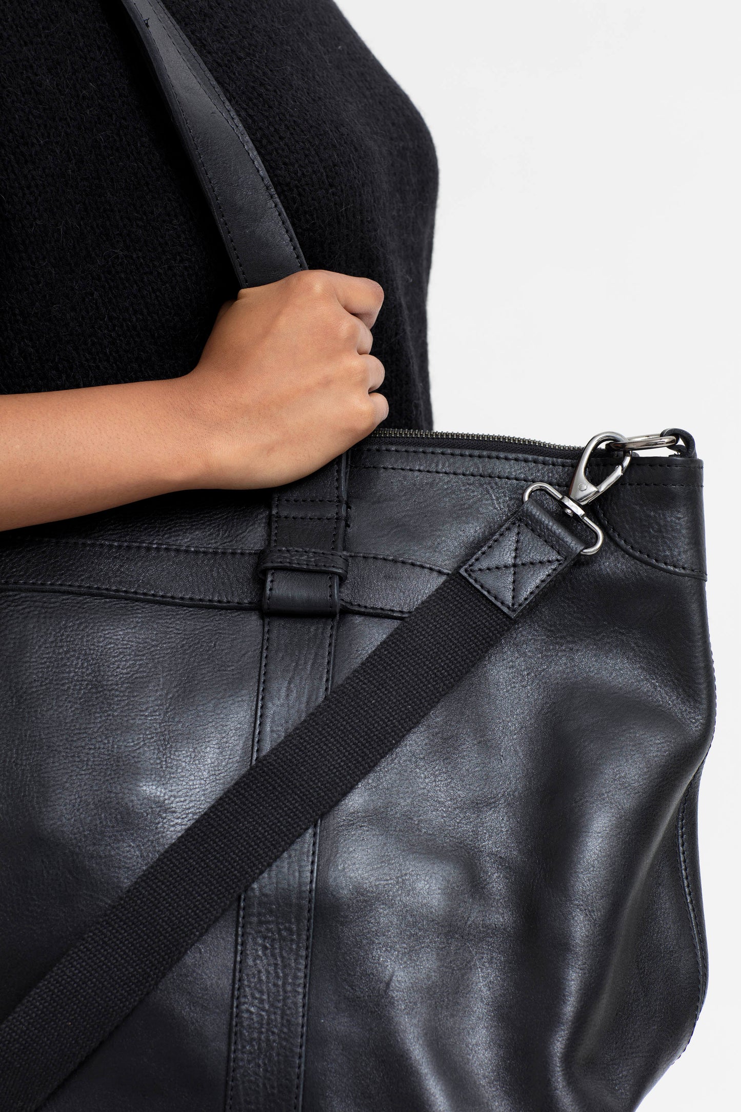 Mand Leather Overnight Bag Detail | Black