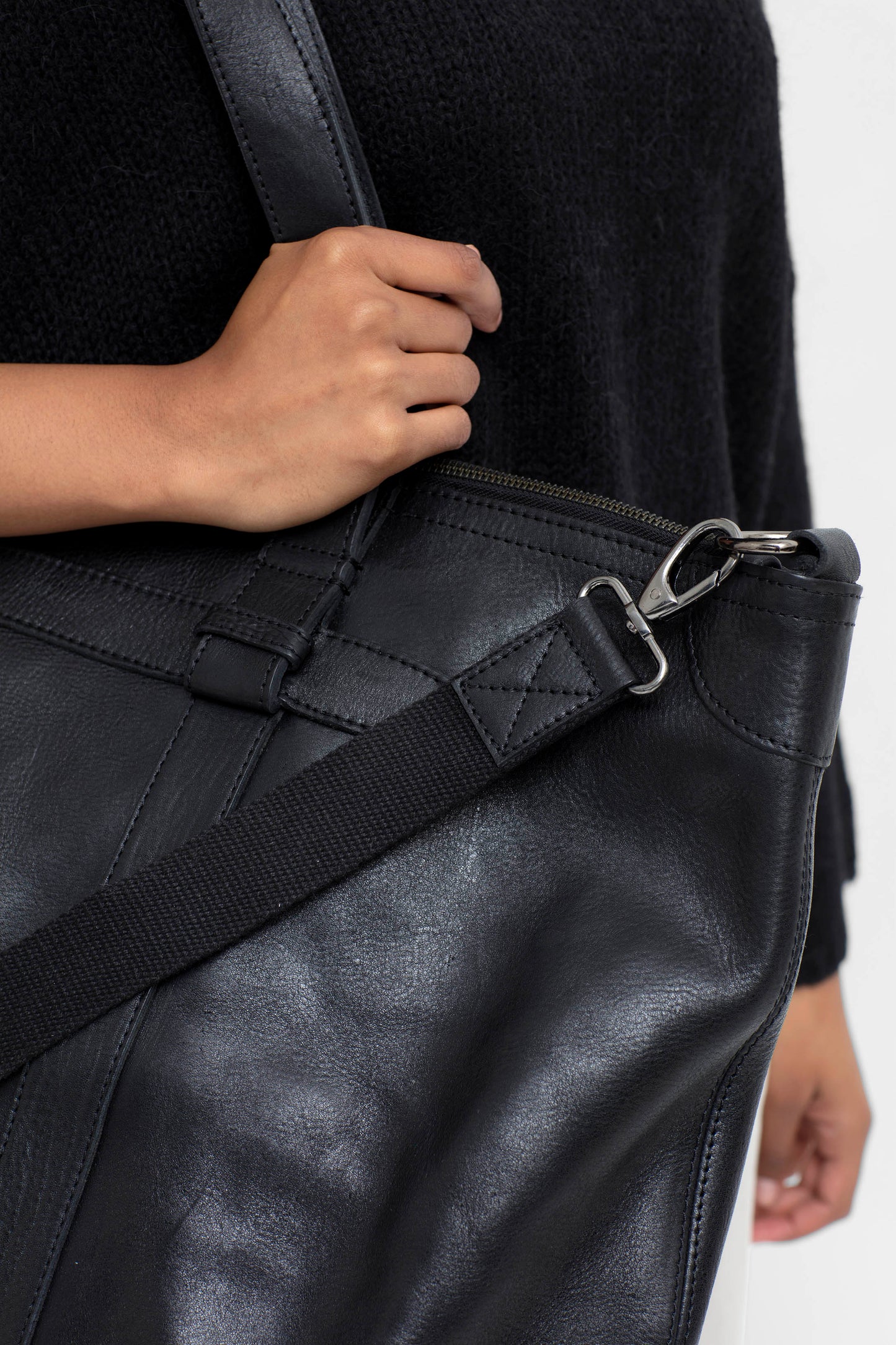 Mand Leather Overnight Bag Detail 2 | Black