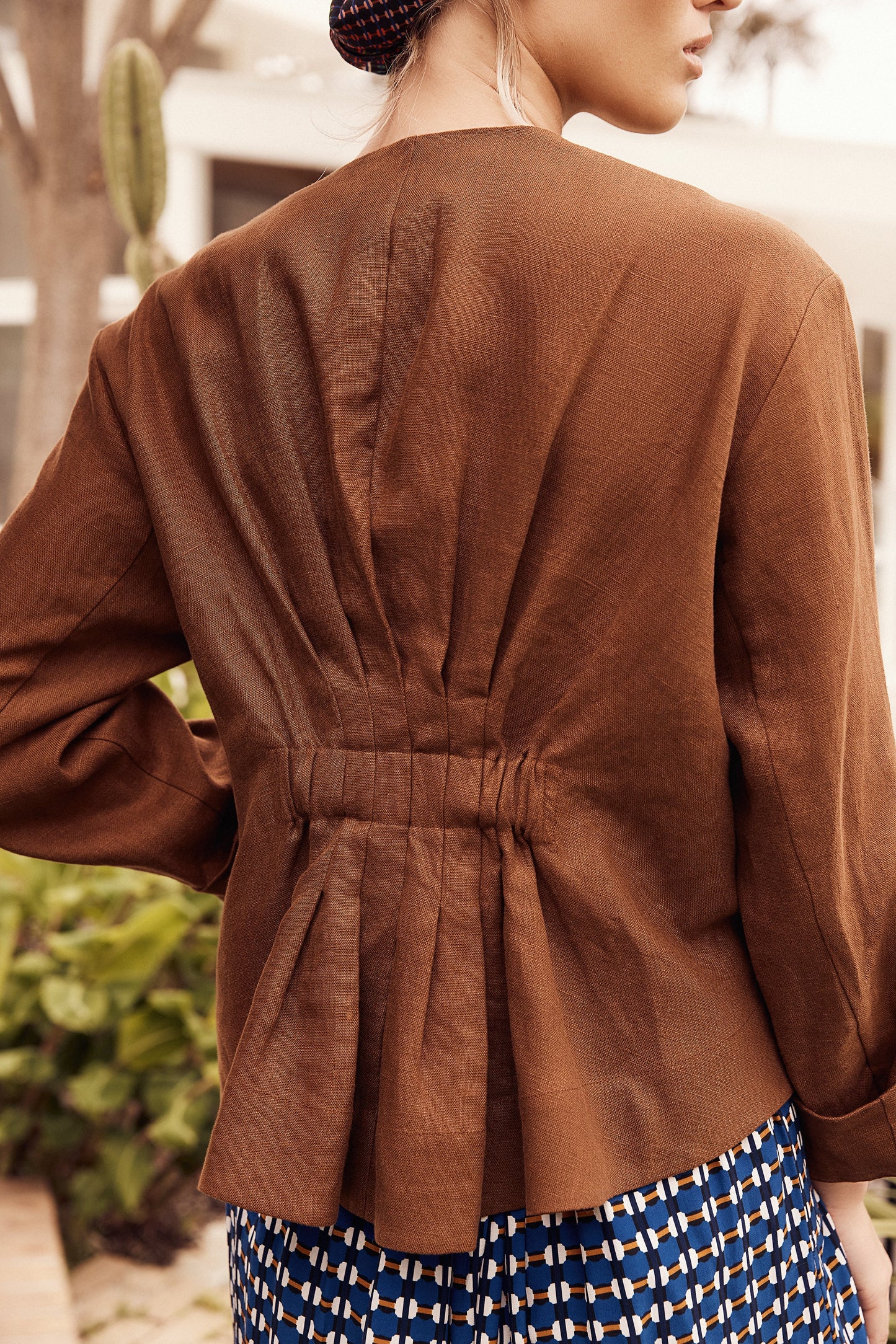 Fiene French Linen Light Weight Jacket Campaign back | BRONZE BROWN