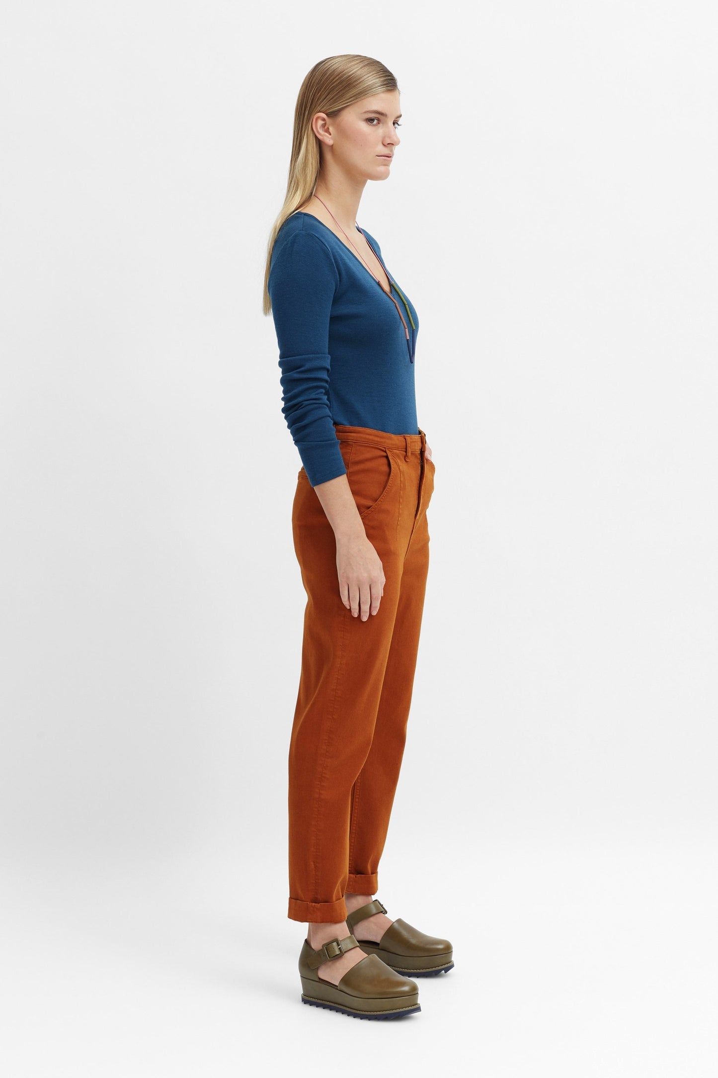 Mysa Organic Cotton Slim Leg Stretch Jean Model Side Anabelle | NUTMEG