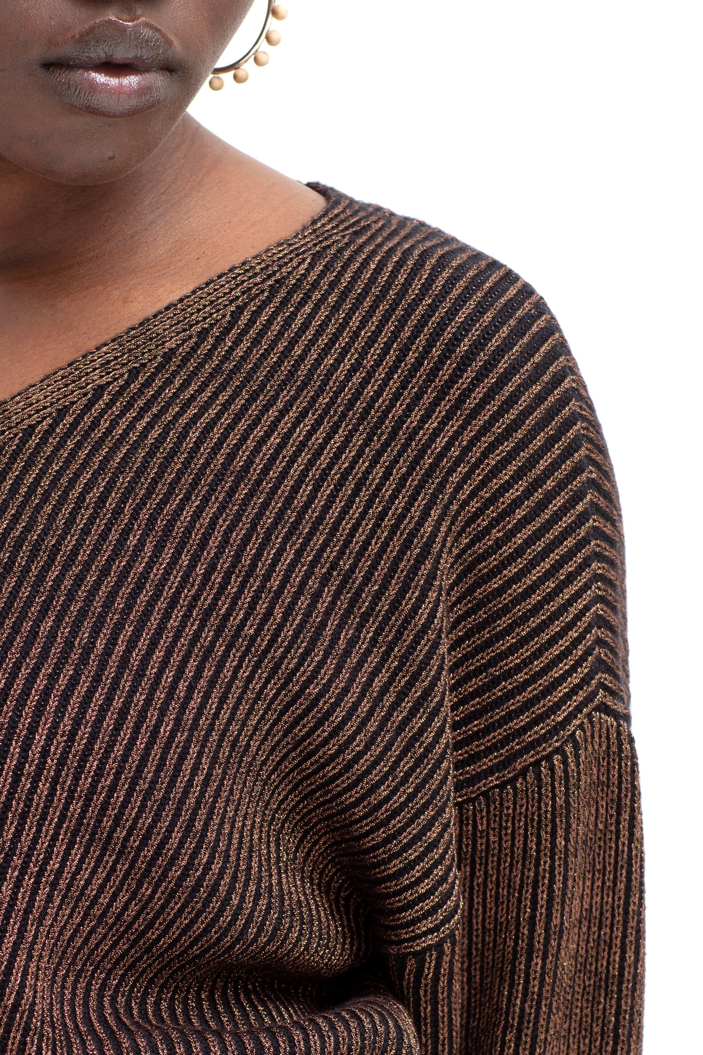 Glittra Lurex Knit Metallic Relaxed V-neck Sweater Model Front Detail | GOLDEN METALLIC
