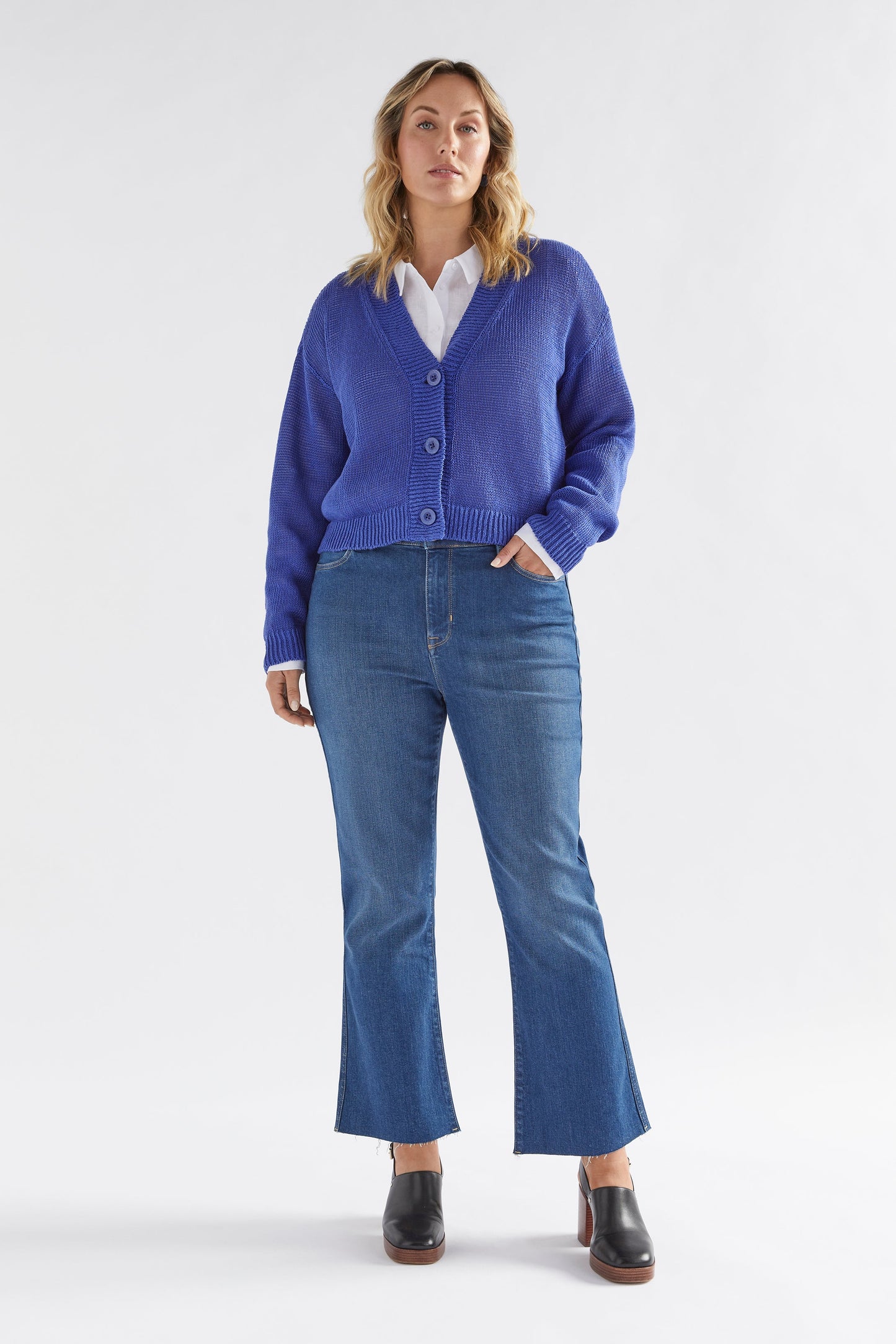 Keent Linen V-Neck Cardigan Model Front full body | BRIGHT BLUE