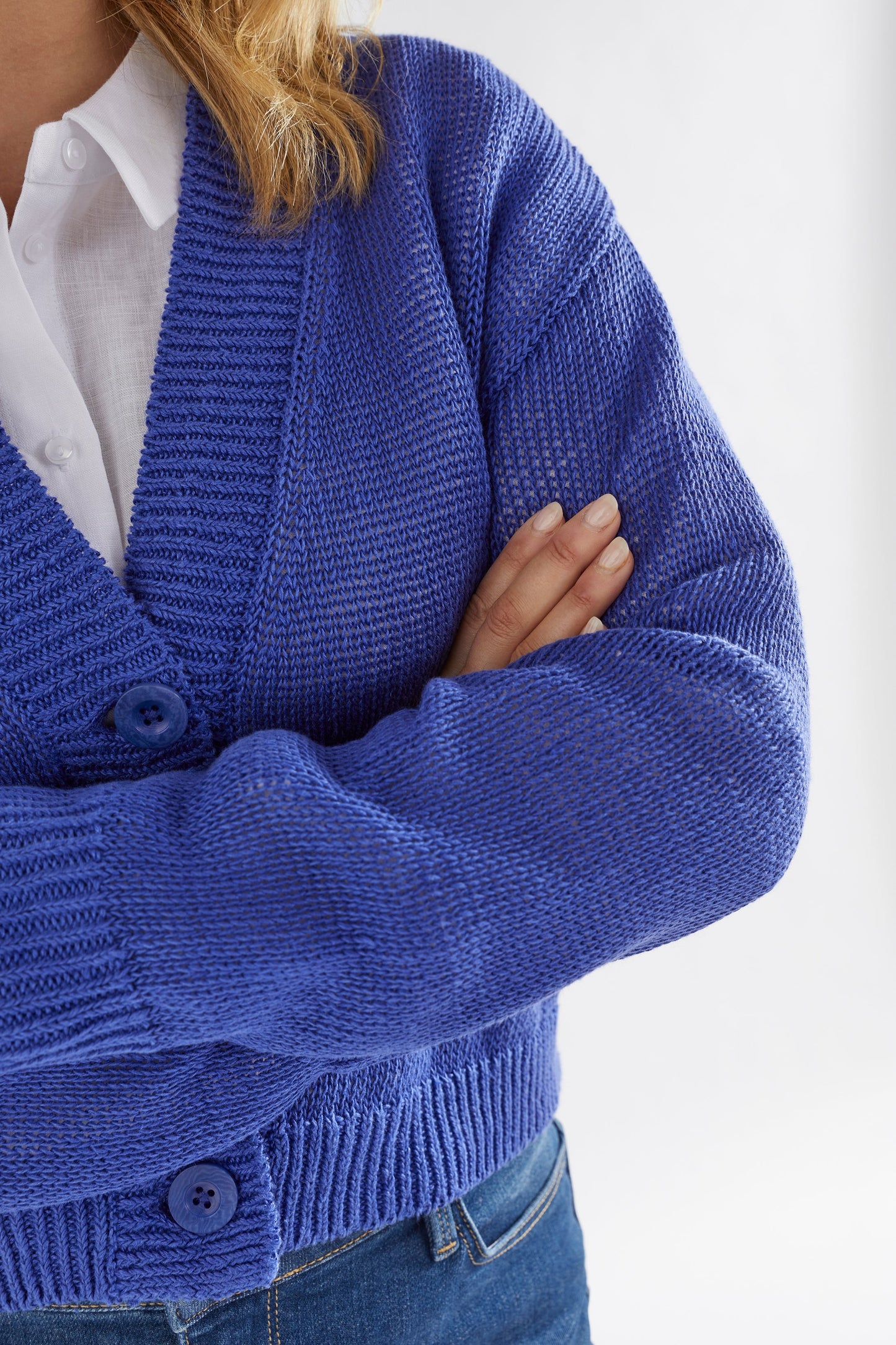 Keent Linen V-Neck Cardigan Model Front detail | BRIGHT BLUE