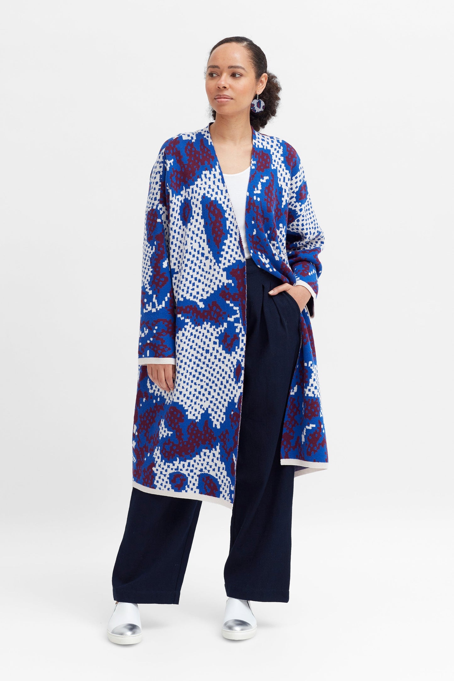 Kers Statement Print Organic Cotton-Wool Mid length Cardigan Model Front Bella | PAPRIKA KERS PRINT