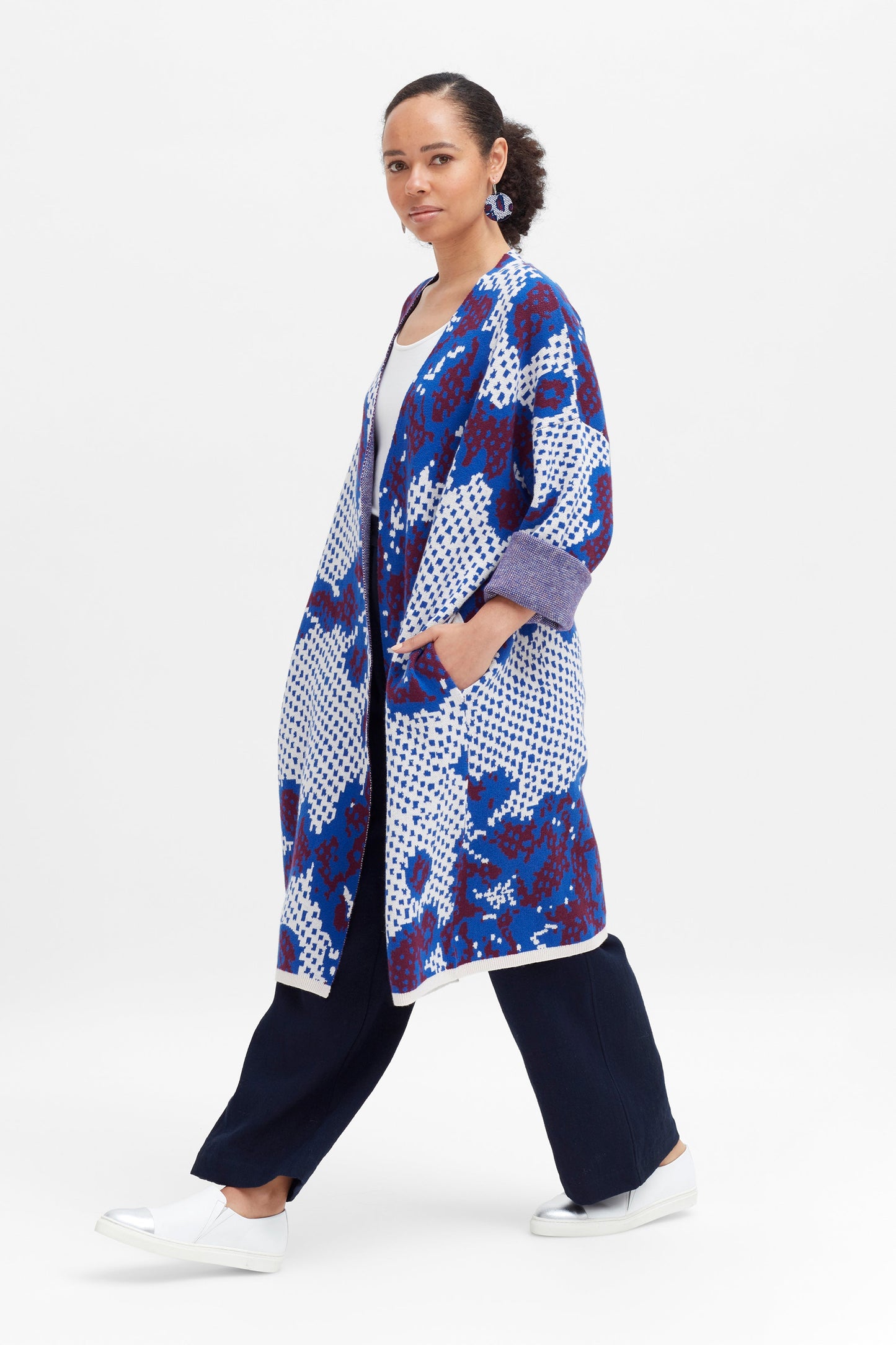 Kers Statement Print Cotton-Wool Mid length Cardigan Model Side Bella | PAPRIKA KERS PRINT