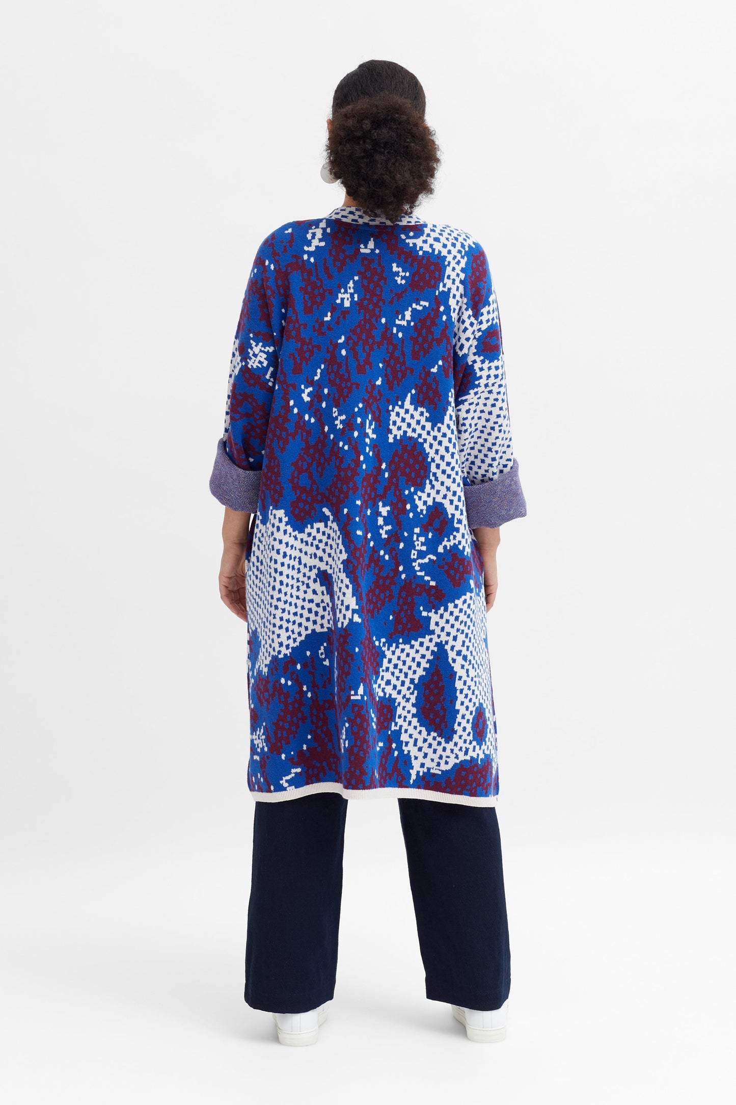 Kers Statement Print Cotton-Wool Mid length Cardigan Model Back Bella | PAPRIKA KERS PRINT