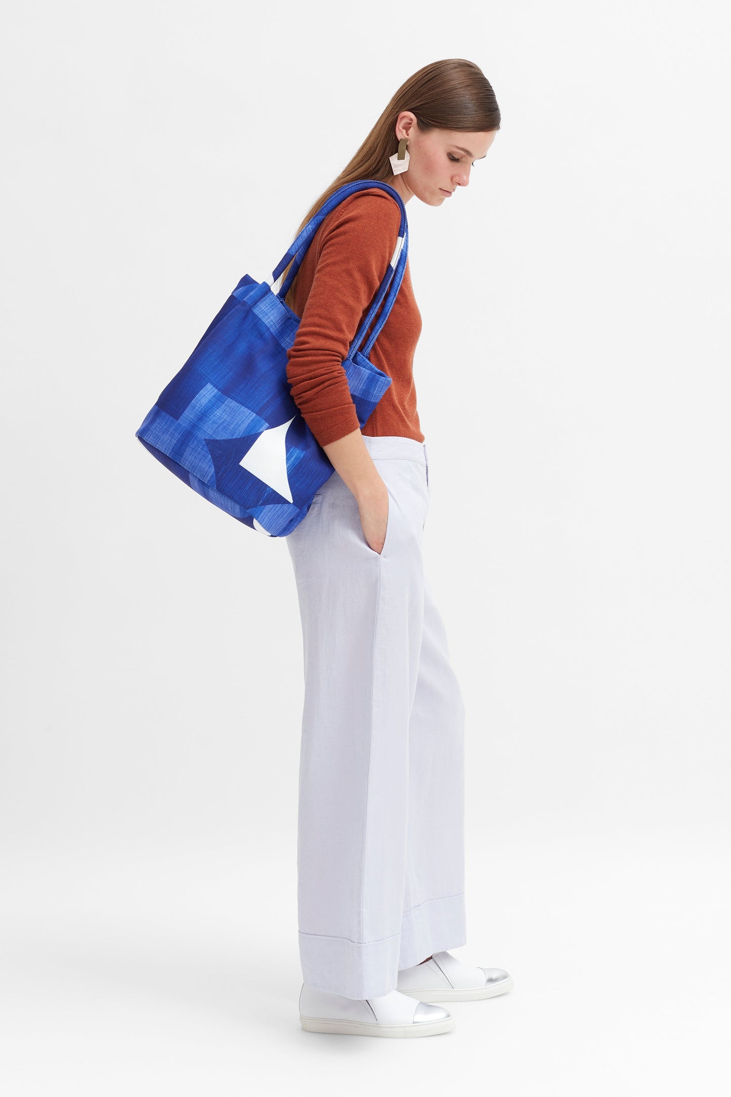     L0033-M-Nebo-Bag-YVES-PRINT-3  2180 × 3270px  Nebo Recycled Polyester Bag Model Styled YVES PRINT