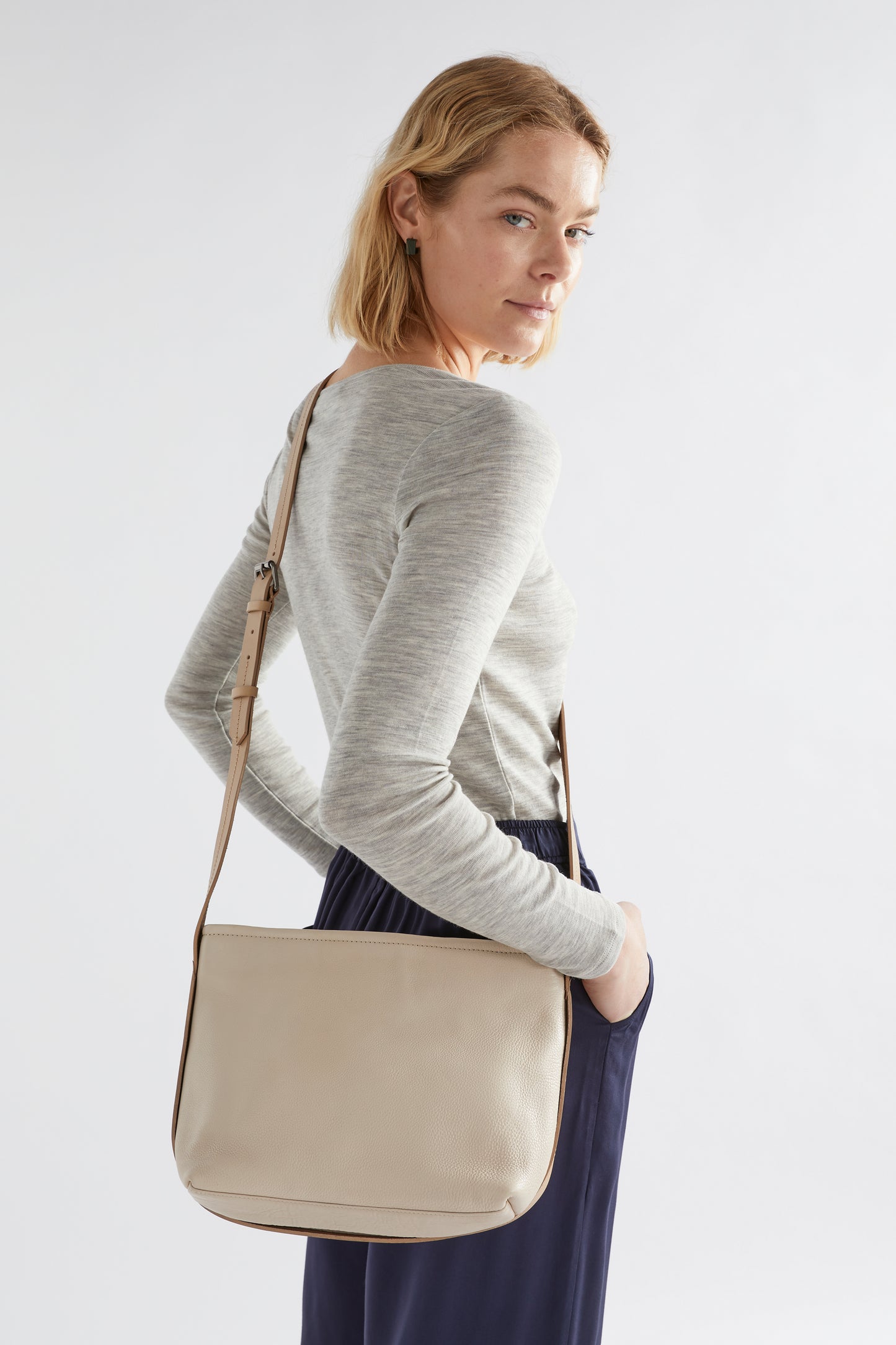 Canutte Leather Bag Front Model | BLANC / NATURAL