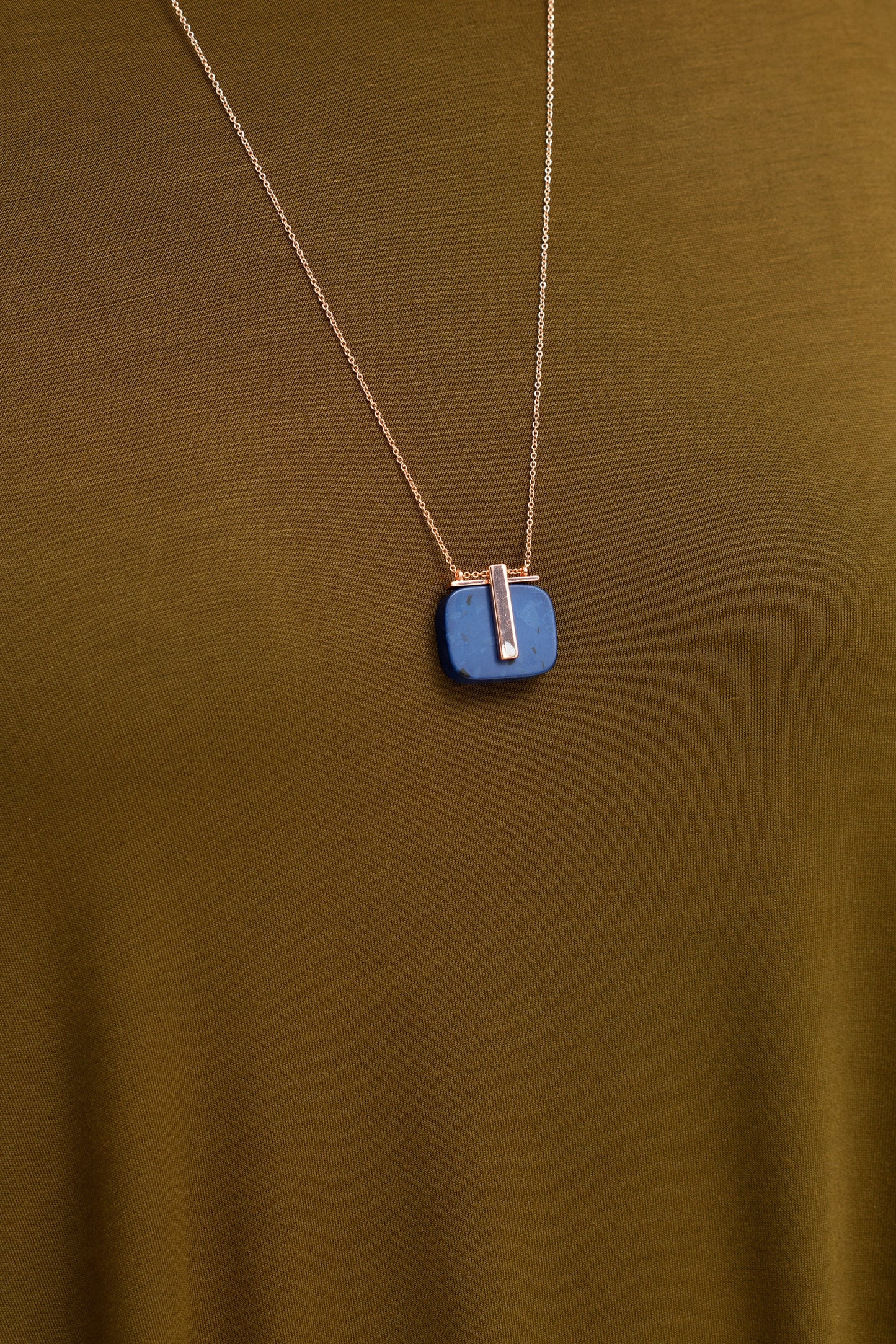 Klippe Stone and Metal Fine Chain Pendant Necklace Model detail DARK BLUE