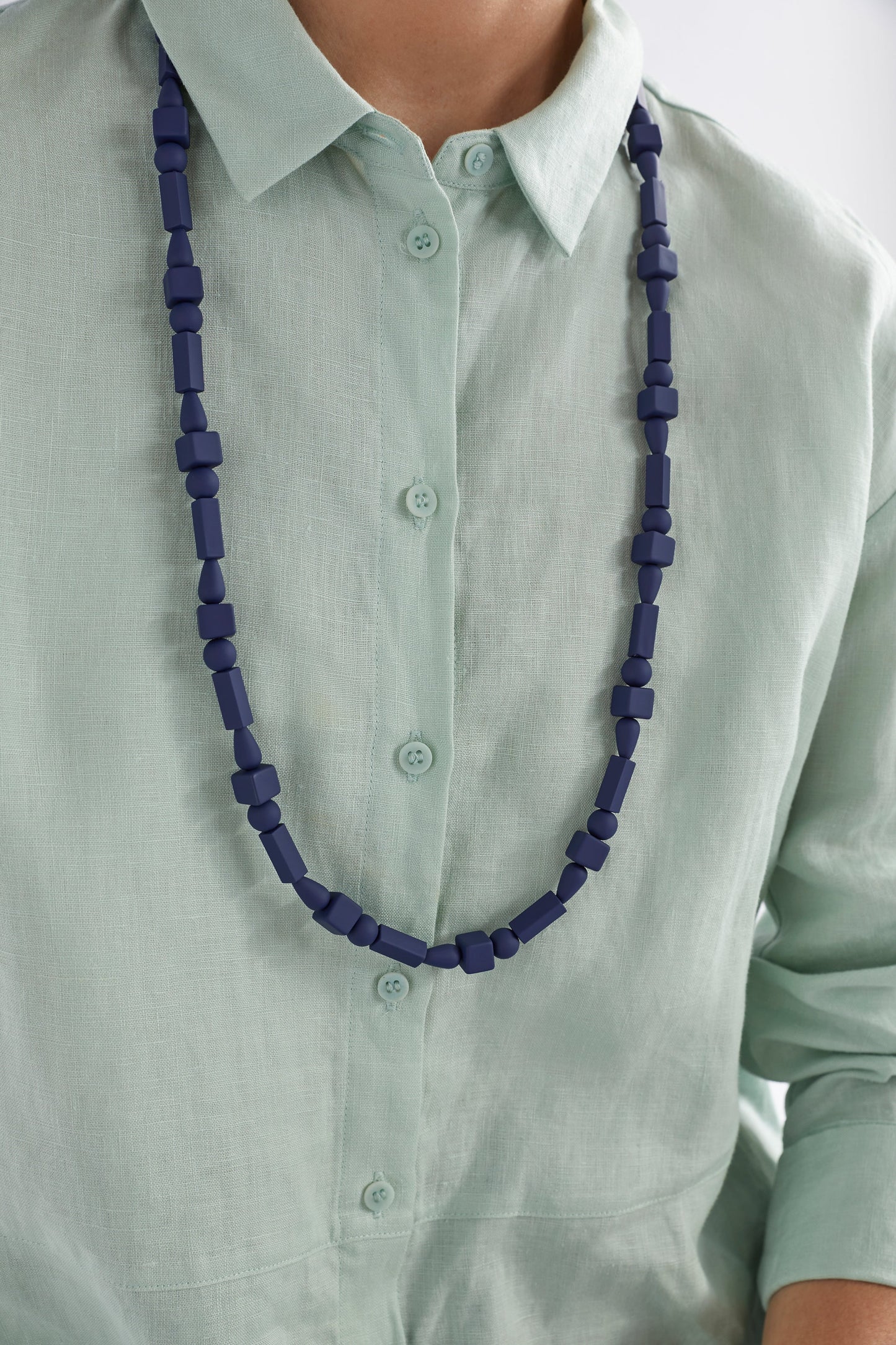 Reyni Coloured Long Bead Necklace Detail Model | CANAL BLUE
