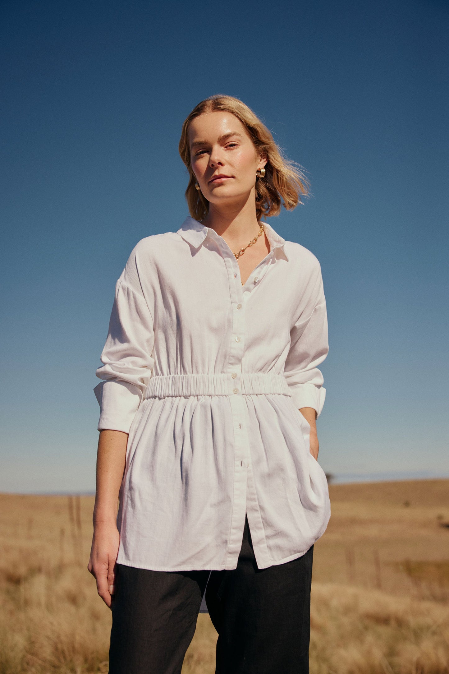 Suora Organic Cotton Elastic Waist Shirt campaign Model front | WHITE