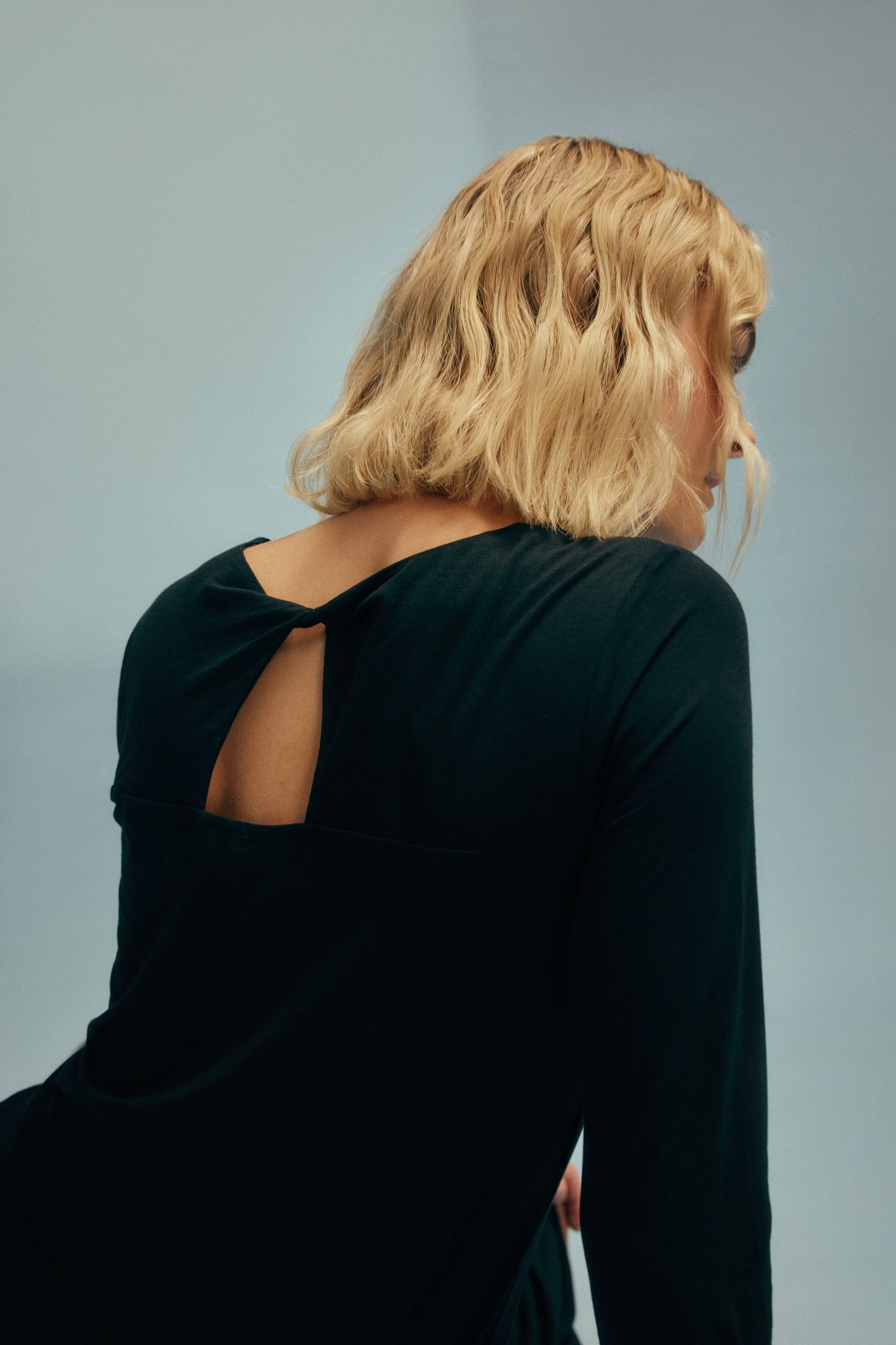 Torce Twist Back Long Sleeve Midi Jersey Dress Model detail campaign | BLACK